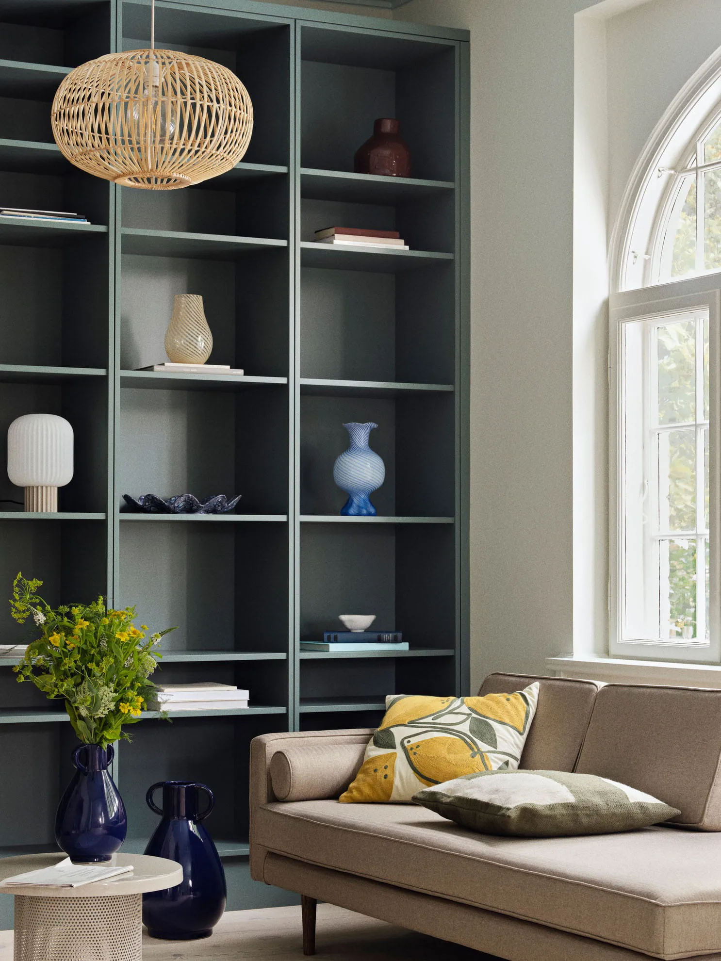 Mella vaas 30 cm, Intense blue-off white Broste Copenhagen