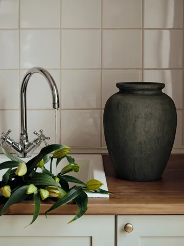 Uma vaas - Rustiek donkerbruin, 30 cm - Broste Copenhagen