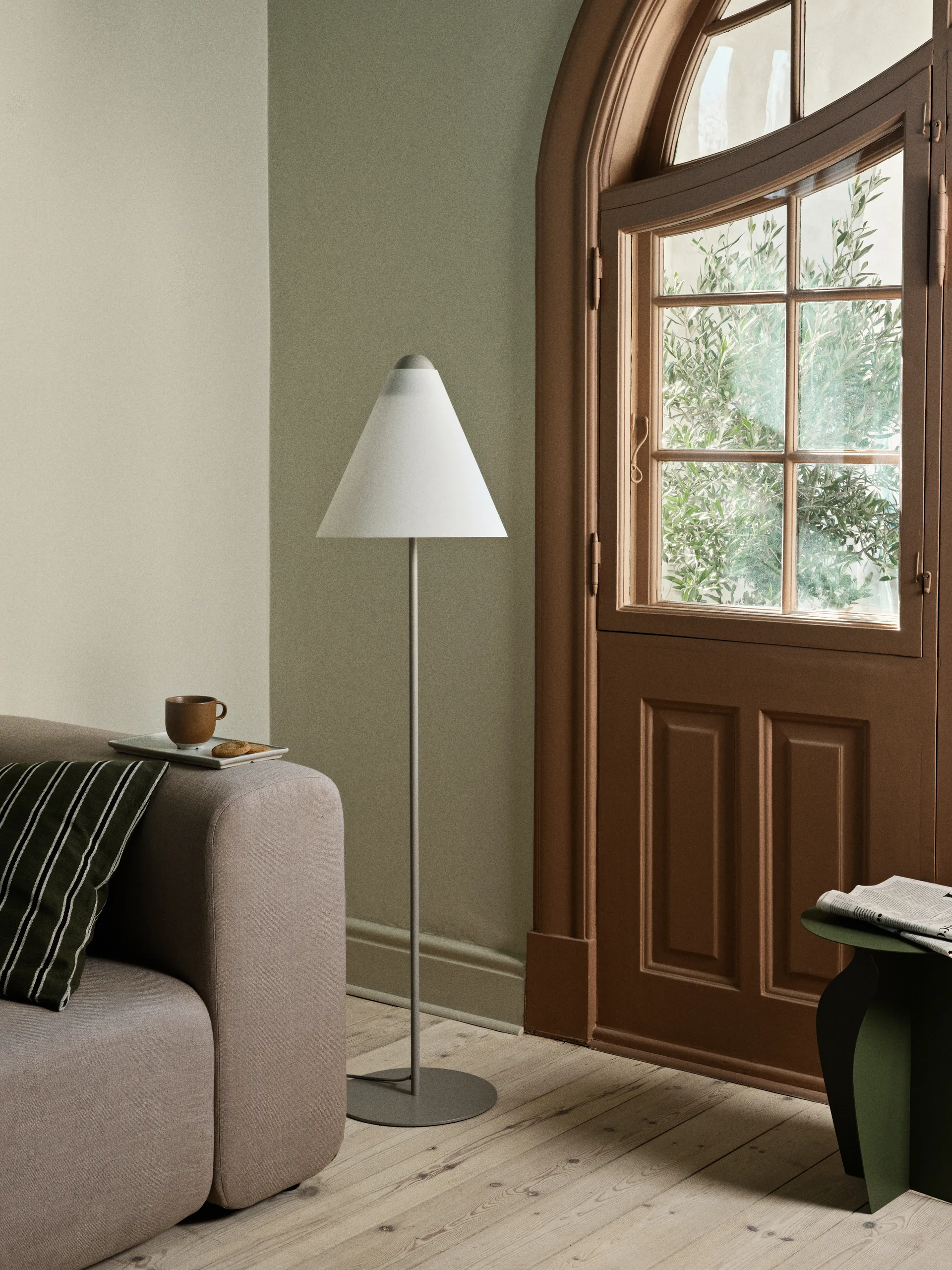 Urna bijzettafel Ø35x45 cm, Grape leaf green Broste Copenhagen