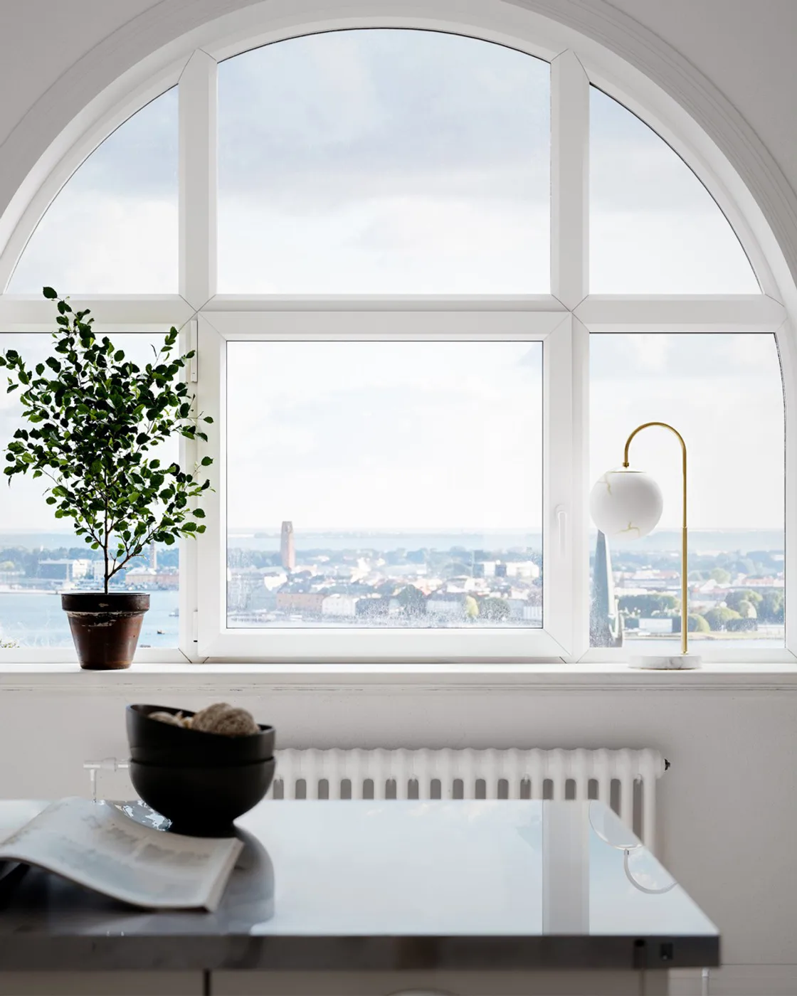 Bellagio tafellamp 60 cm, Messing-wit By Rydéns