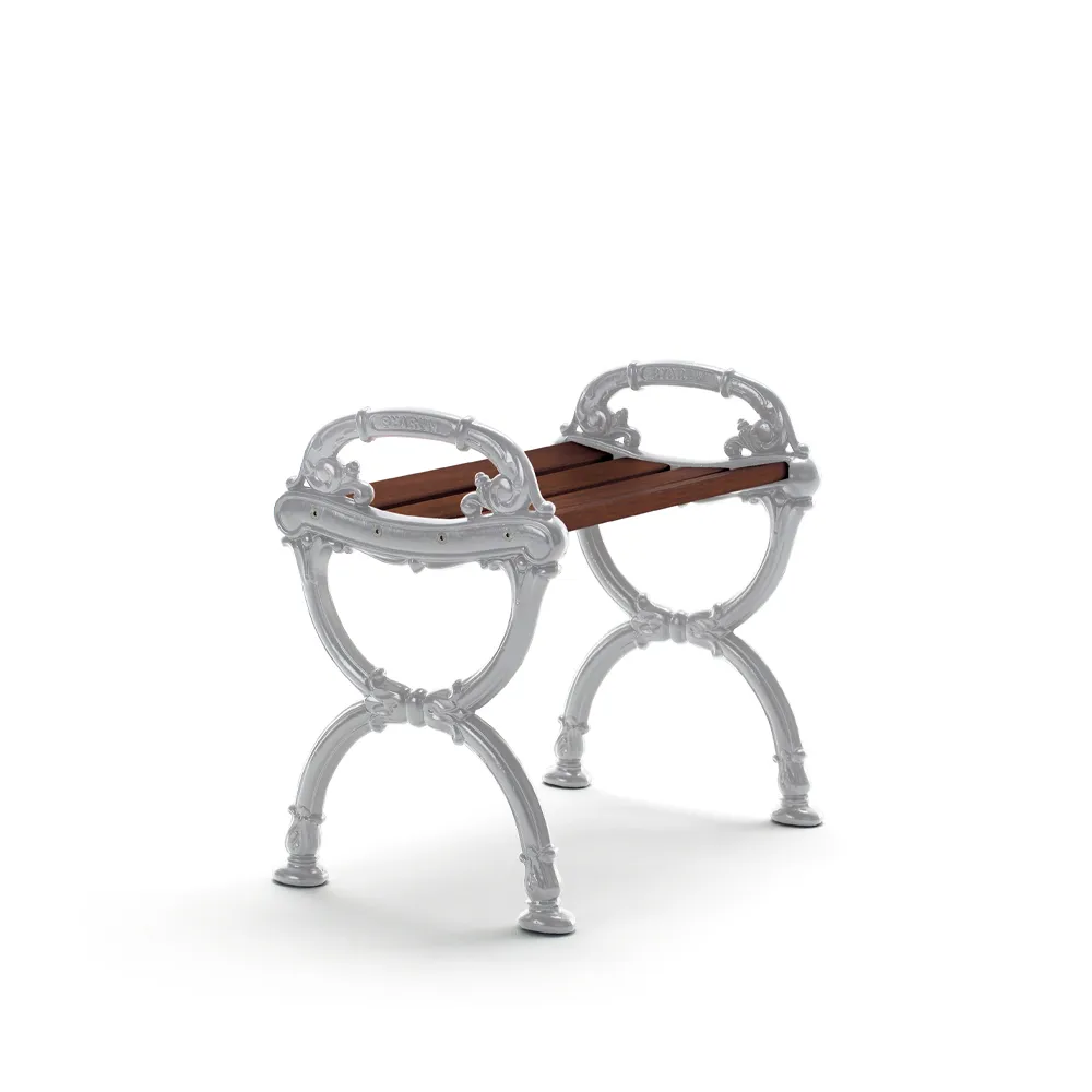 Byarum kruk, Sparrenhout bruine beits, ruw aluminium frame Byarums bruk