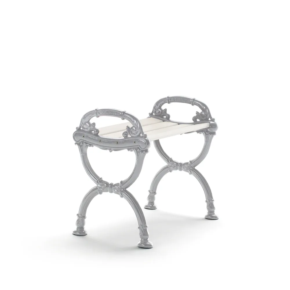 Byarum kruk, Wit gelakt sparrenhout, onbewerkt aluminium frame Byarums bruk