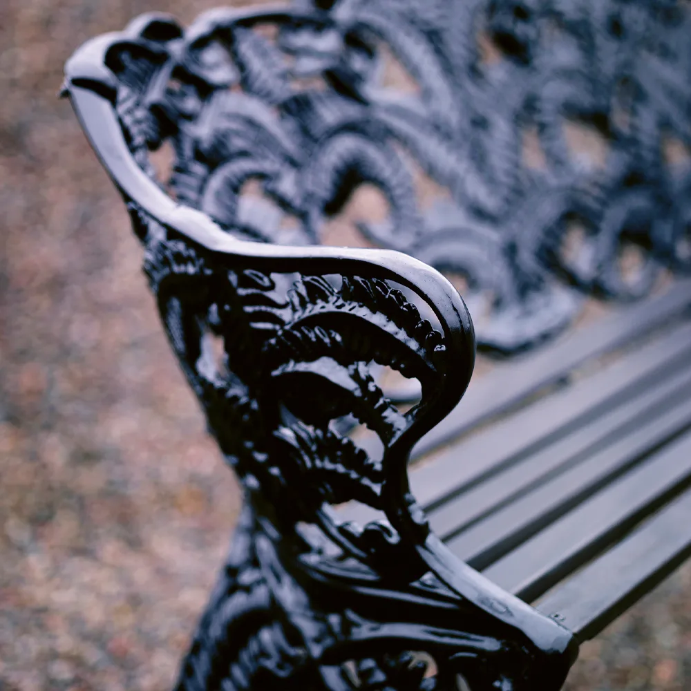 Classic bank, Wit gelakt sparrenhout , zwart frame Byarums bruk