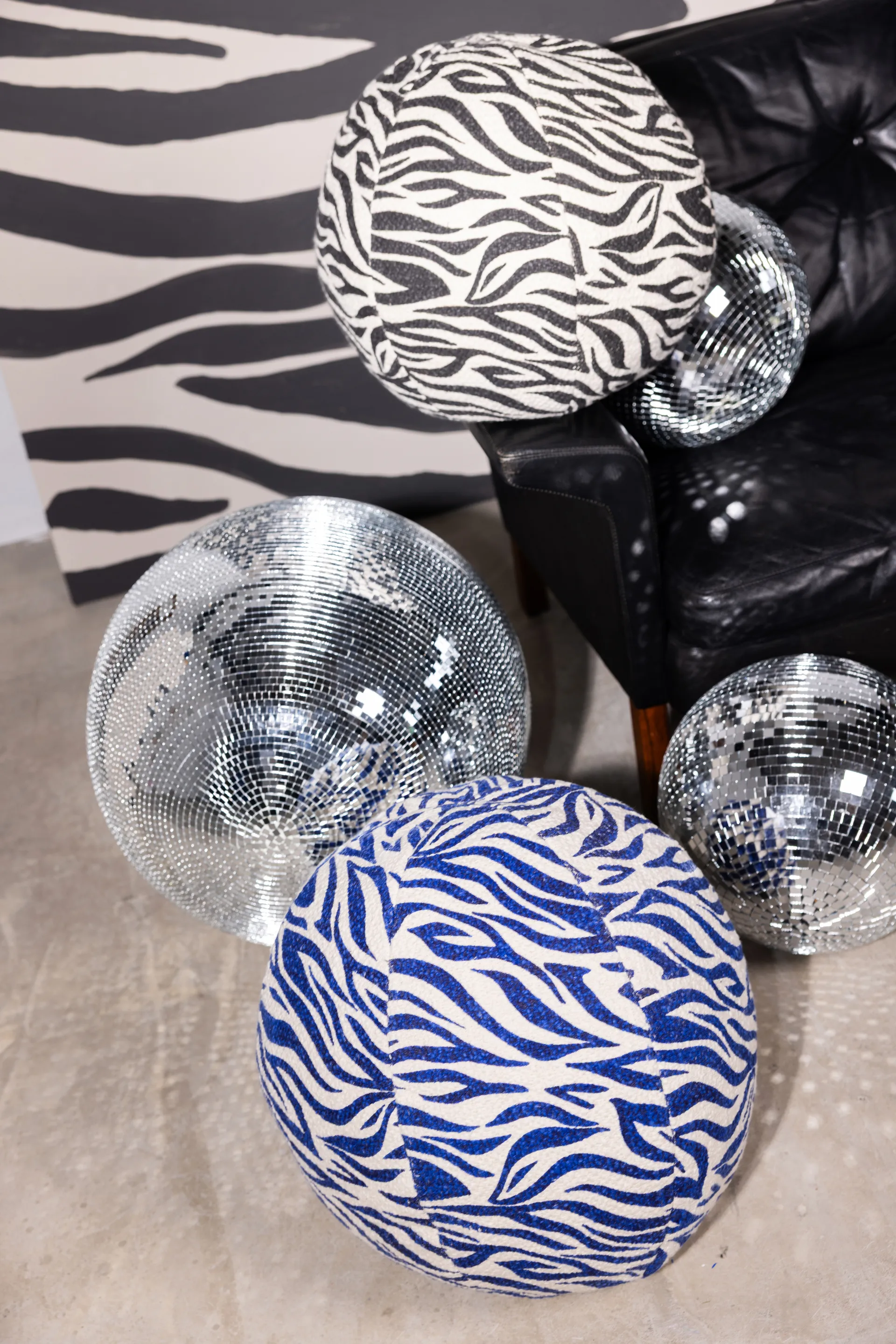 Anima kussen Ø35 cm, Zebra-zwart Byon