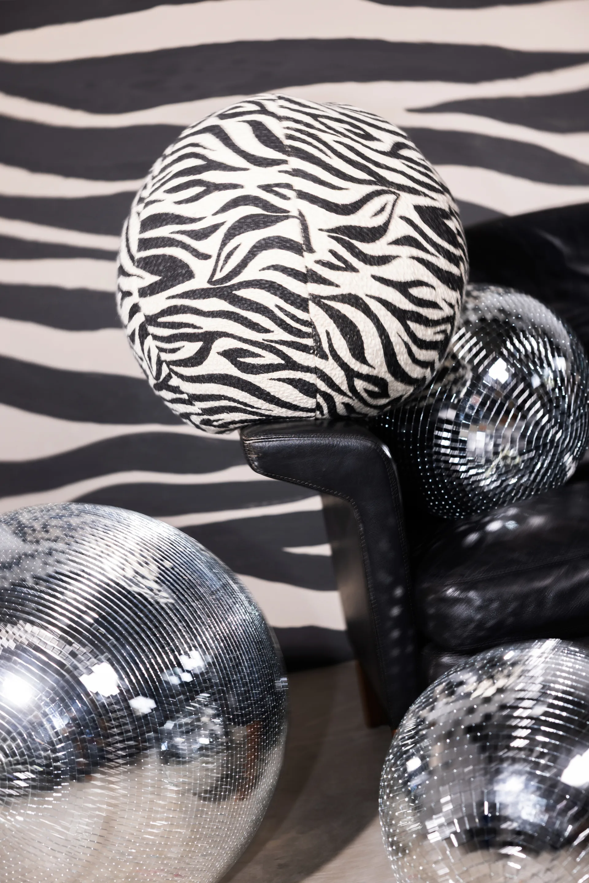 Anima kussen Ø35 cm, Zebra-zwart Byon