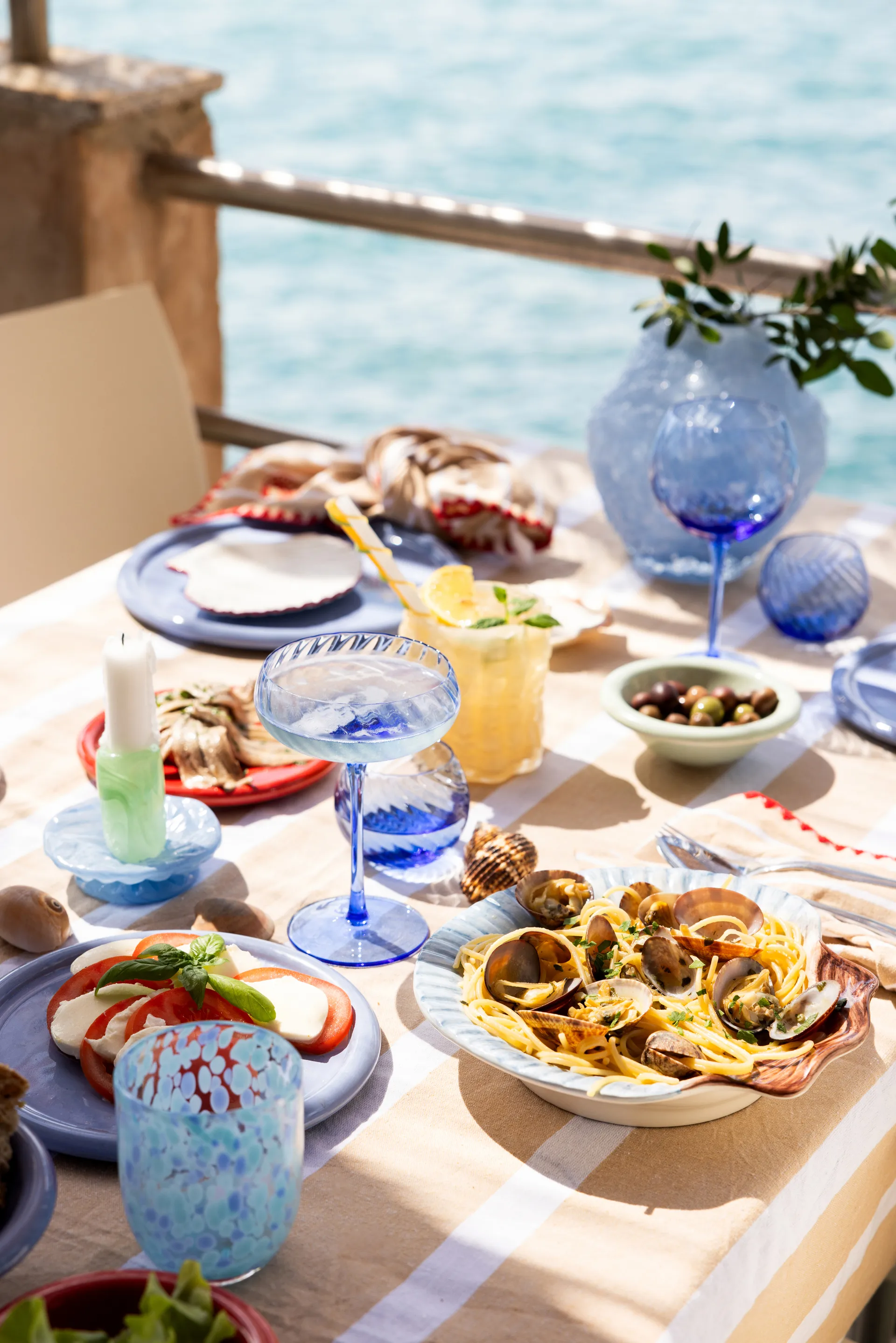 Armona bord 23,5x23,5 cm, Lichtblauw Byon