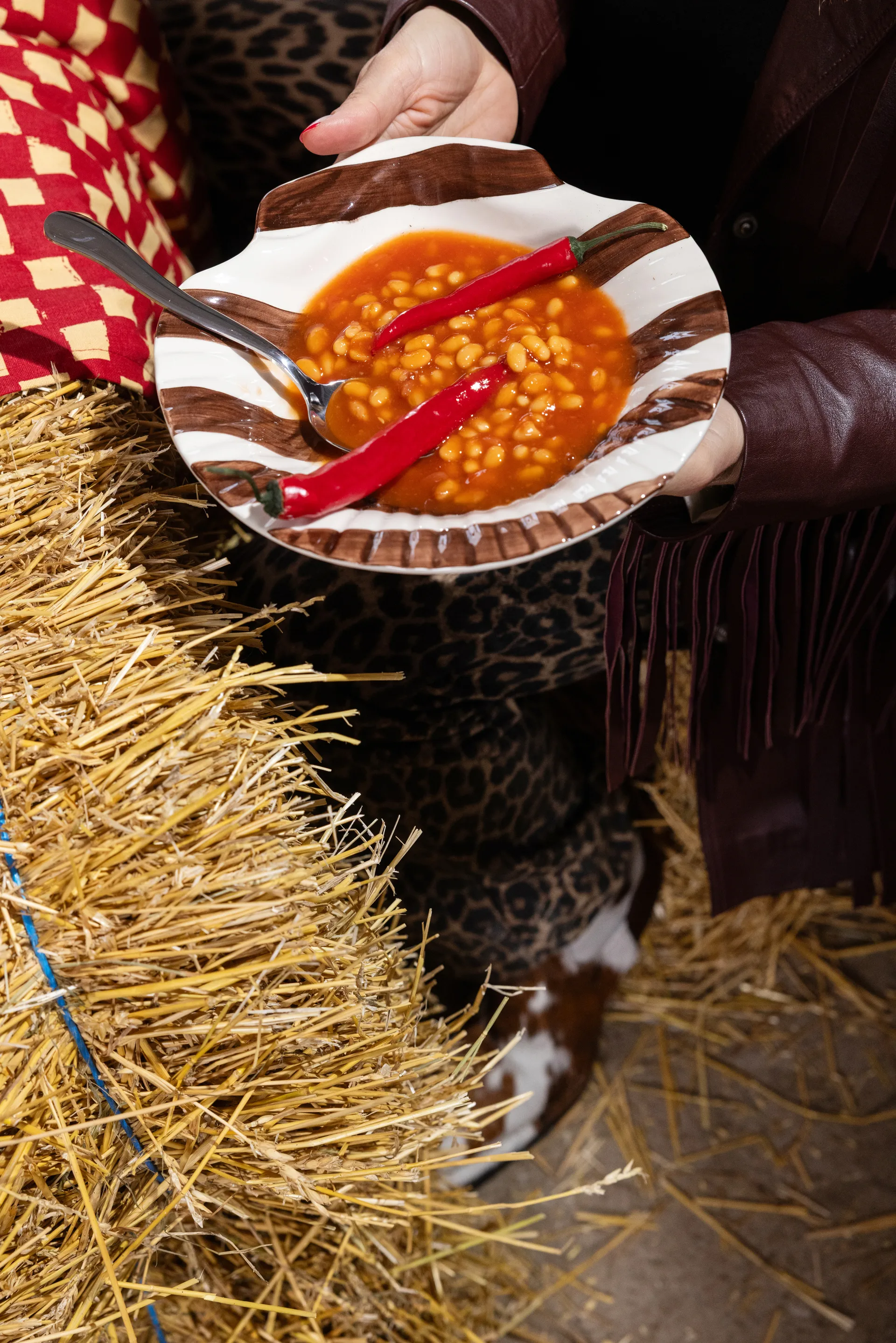 Armona Stripe bord 23,5x23,5 cm, Donkerbruin-wit Byon