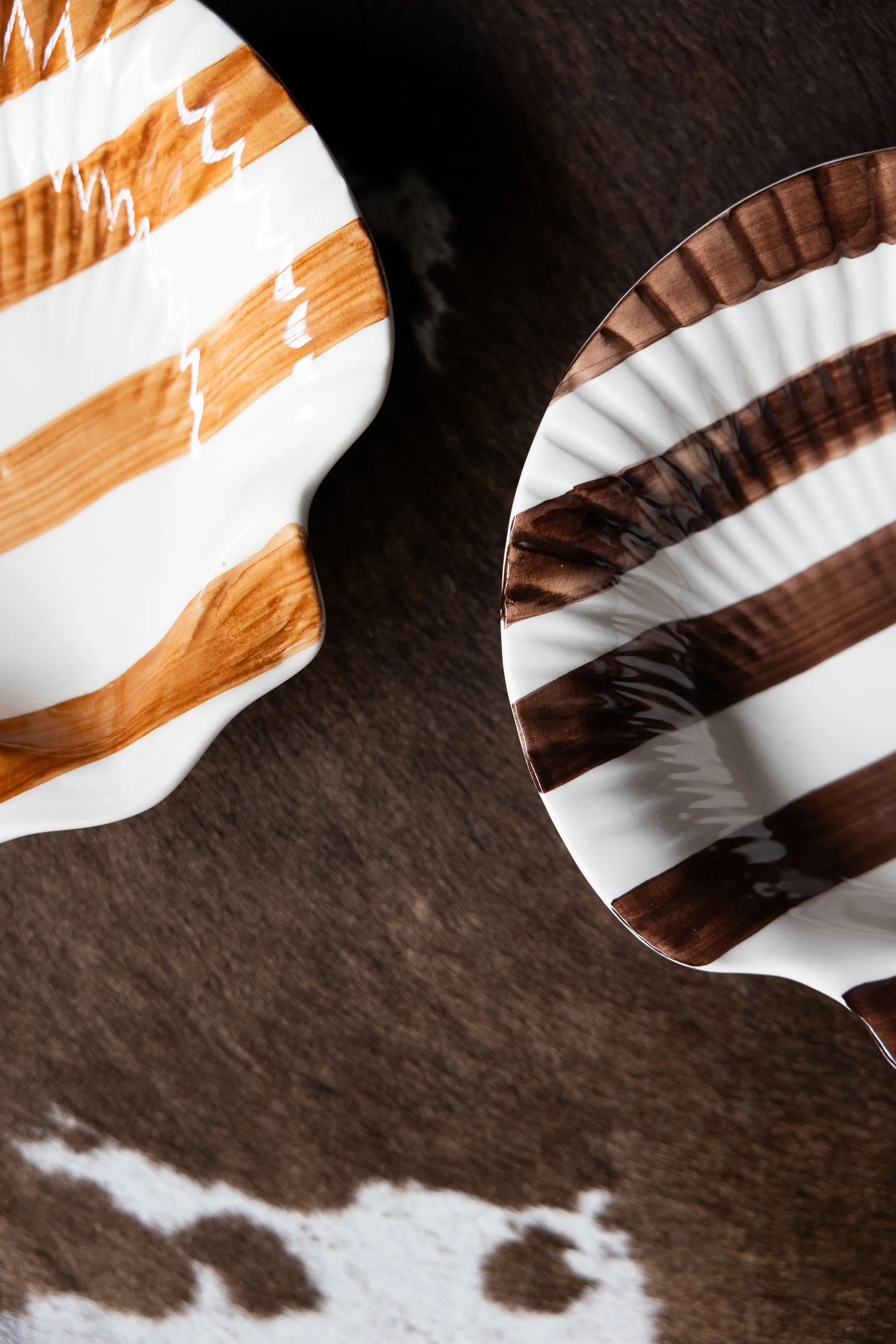 Armona Stripe bord 23,5x23,5 cm, Donkerbruin-wit Byon