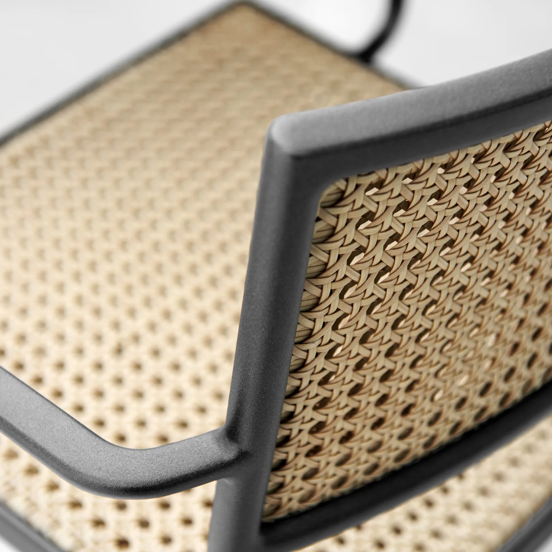 Less armstoel, Light grey Cane-line