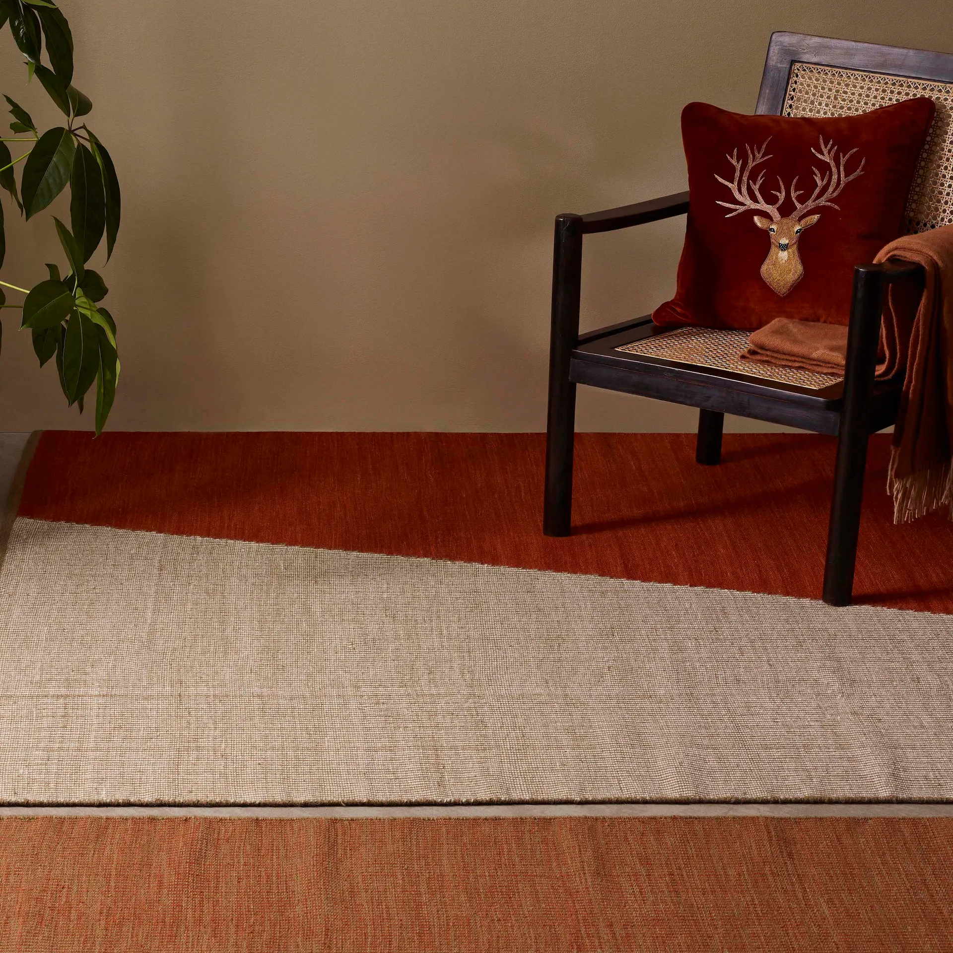 Embroidered Reindeer kussenhoes 50x50 cm, Rust Chhatwal & Jonsson