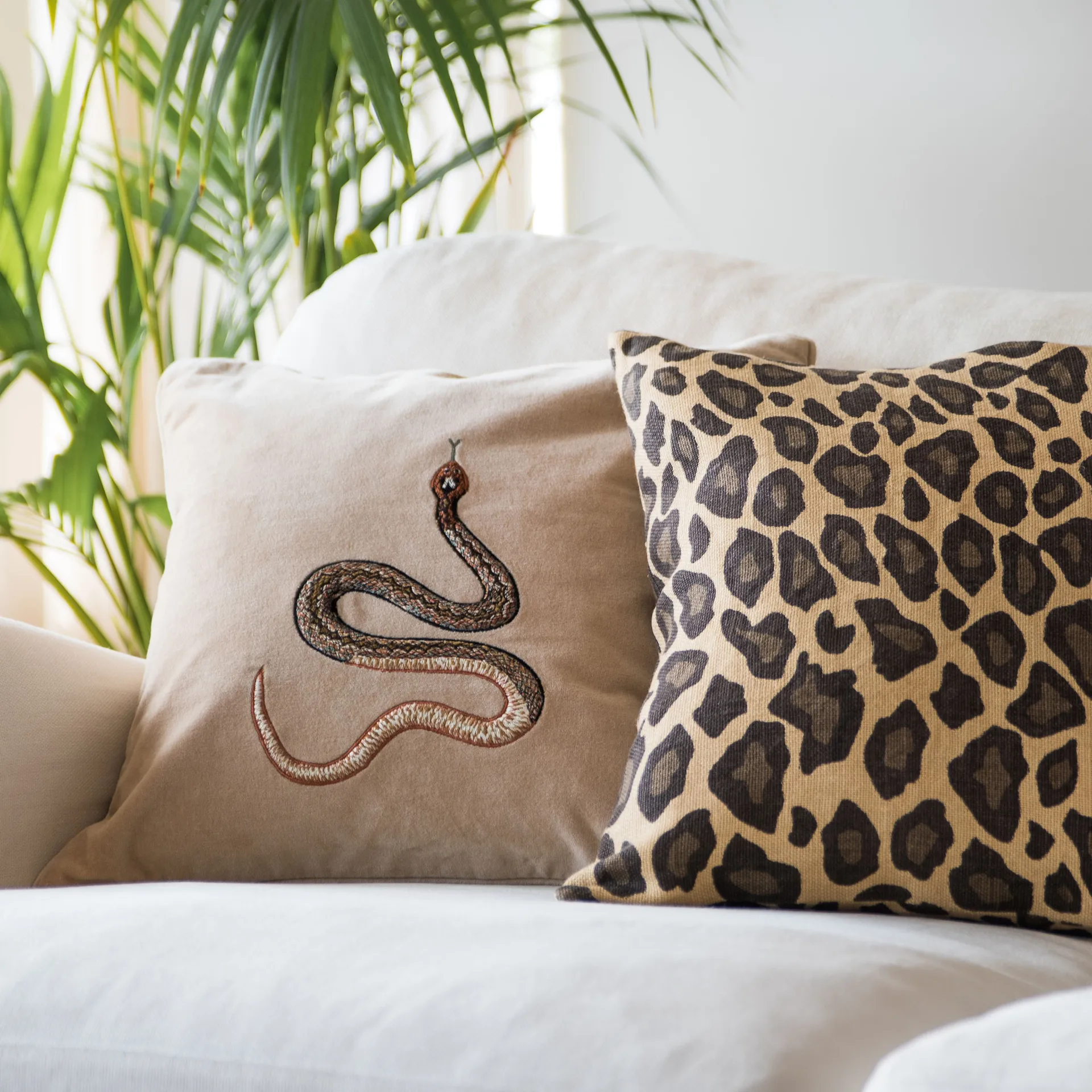 Kussenhoes met geborduurde cobra, 50x50 cm, Beige Chhatwal & Jonsson
