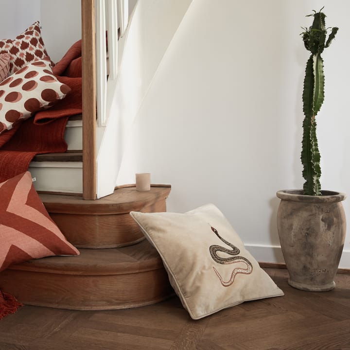Kussenhoes met geborduurde cobra, 50x50 cm, Beige Chhatwal & Jonsson