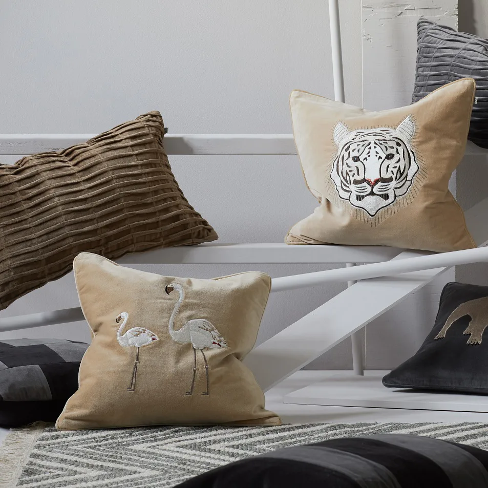 Kussenhoes met geborduurde flamingo, 50x50 cm, Beige Chhatwal & Jonsson