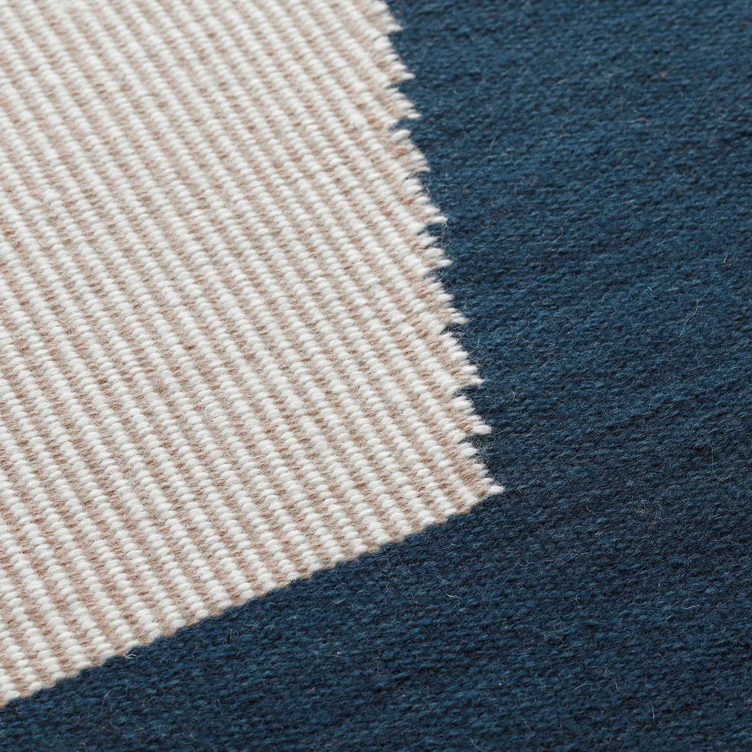 Una wollen vloerkleed 230x320 cm, Dark blue-beige-off white Chhatwal & Jonsson