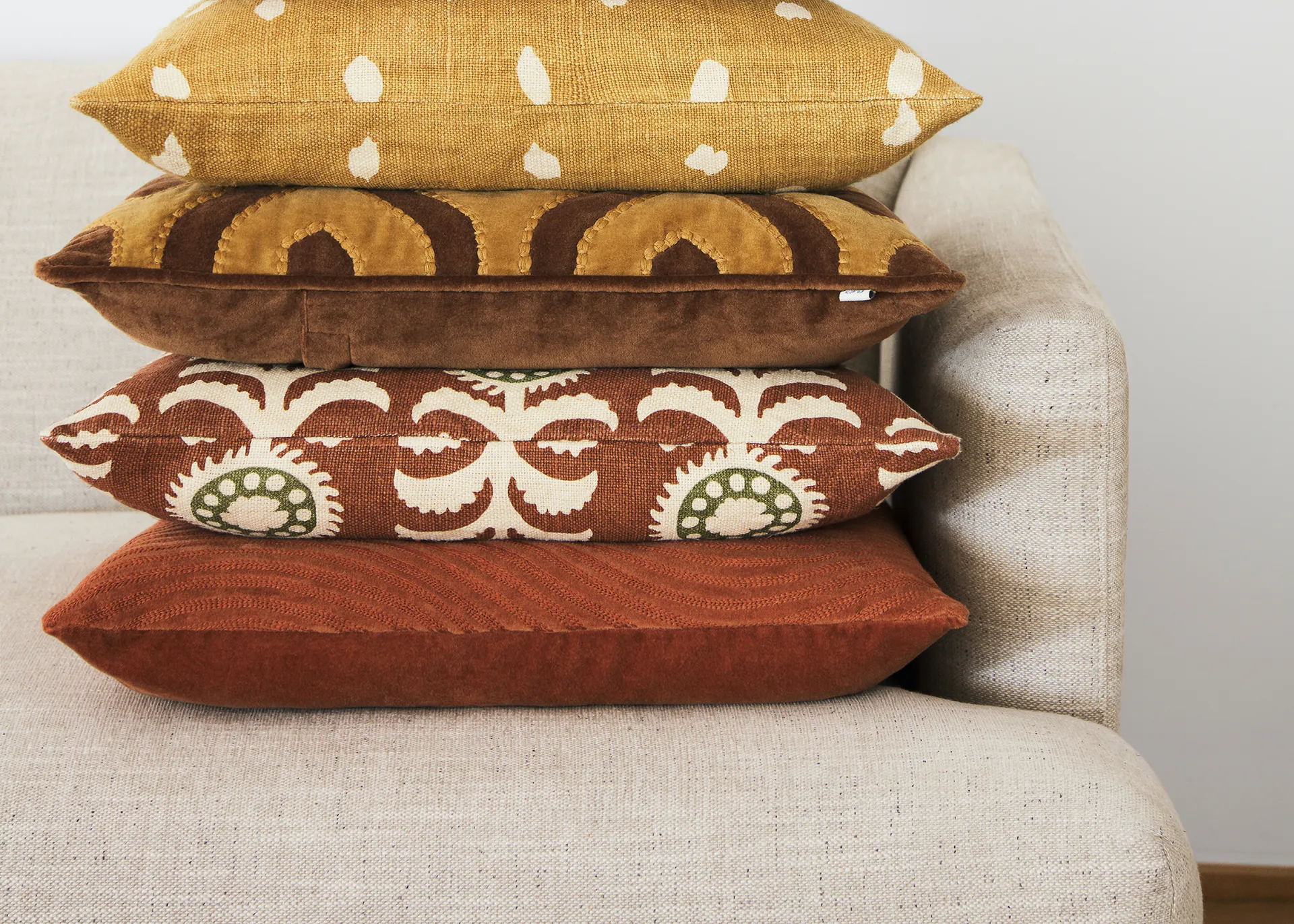 Varanasi kussenhoes 50x50 cm, Cognac-masala yellow Chhatwal & Jonsson