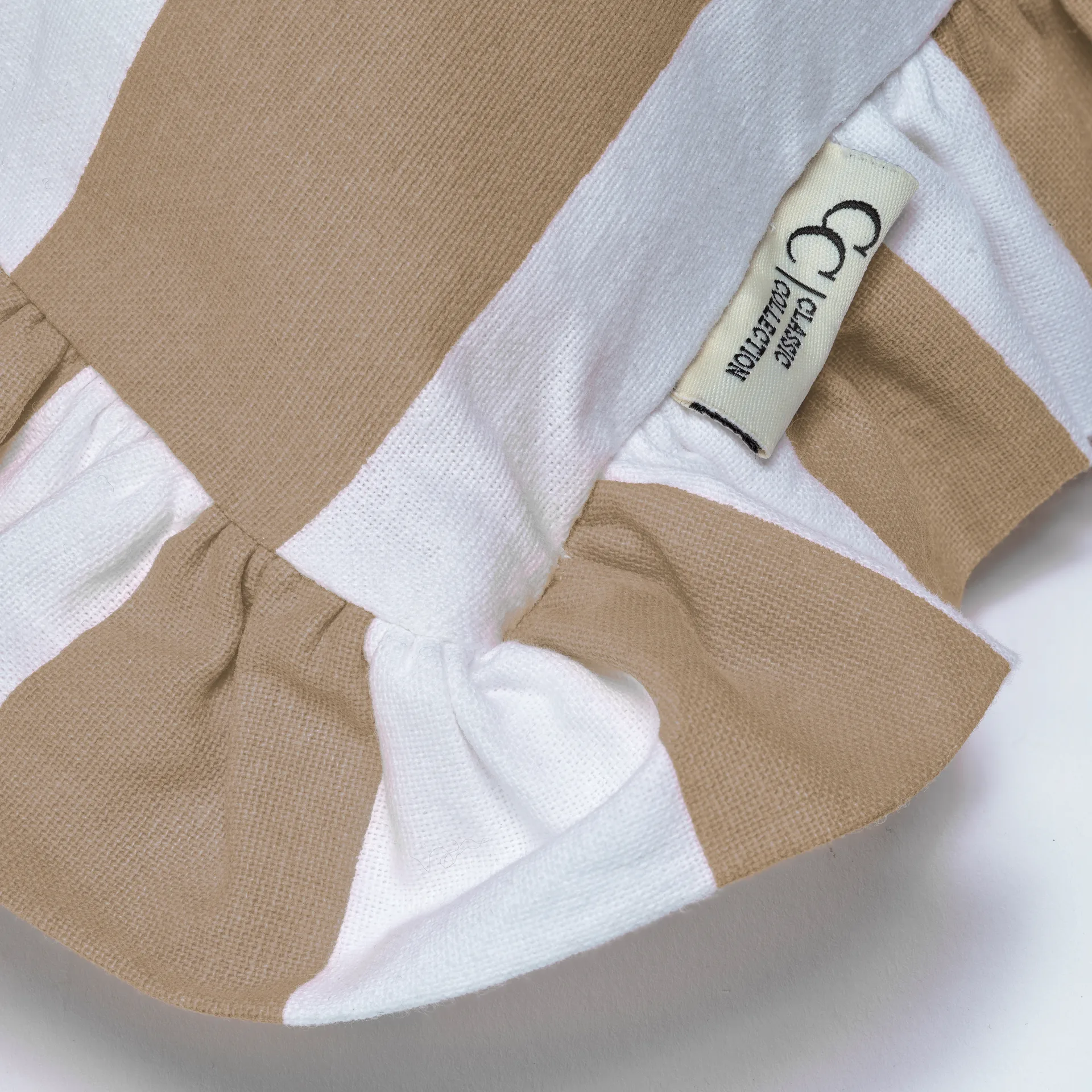 Ruffle Stripes kussenhoes 50x50 cm, Beige Classic Collection