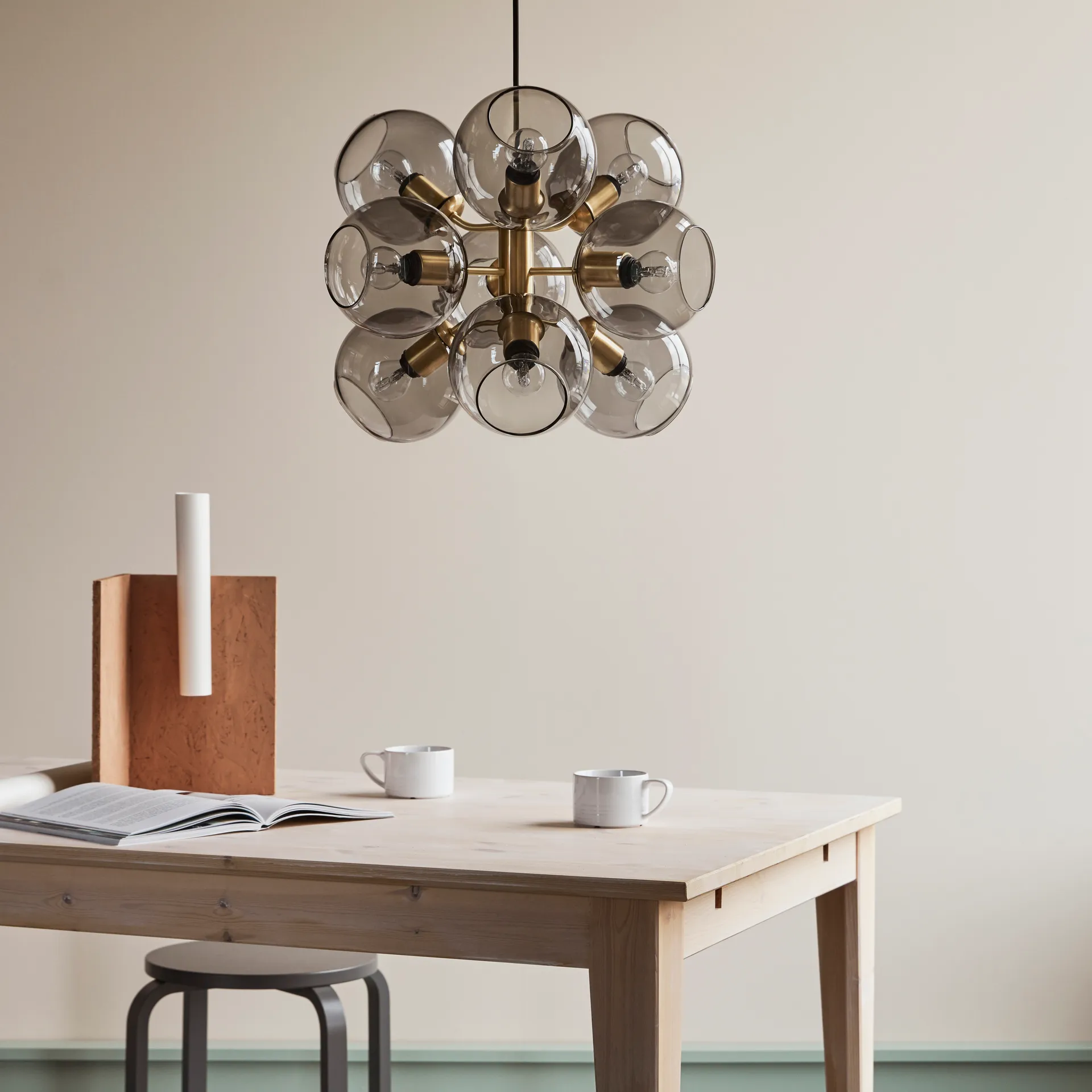 Tage hanglamp, messing-rookkleurig glas CO Bankeryd