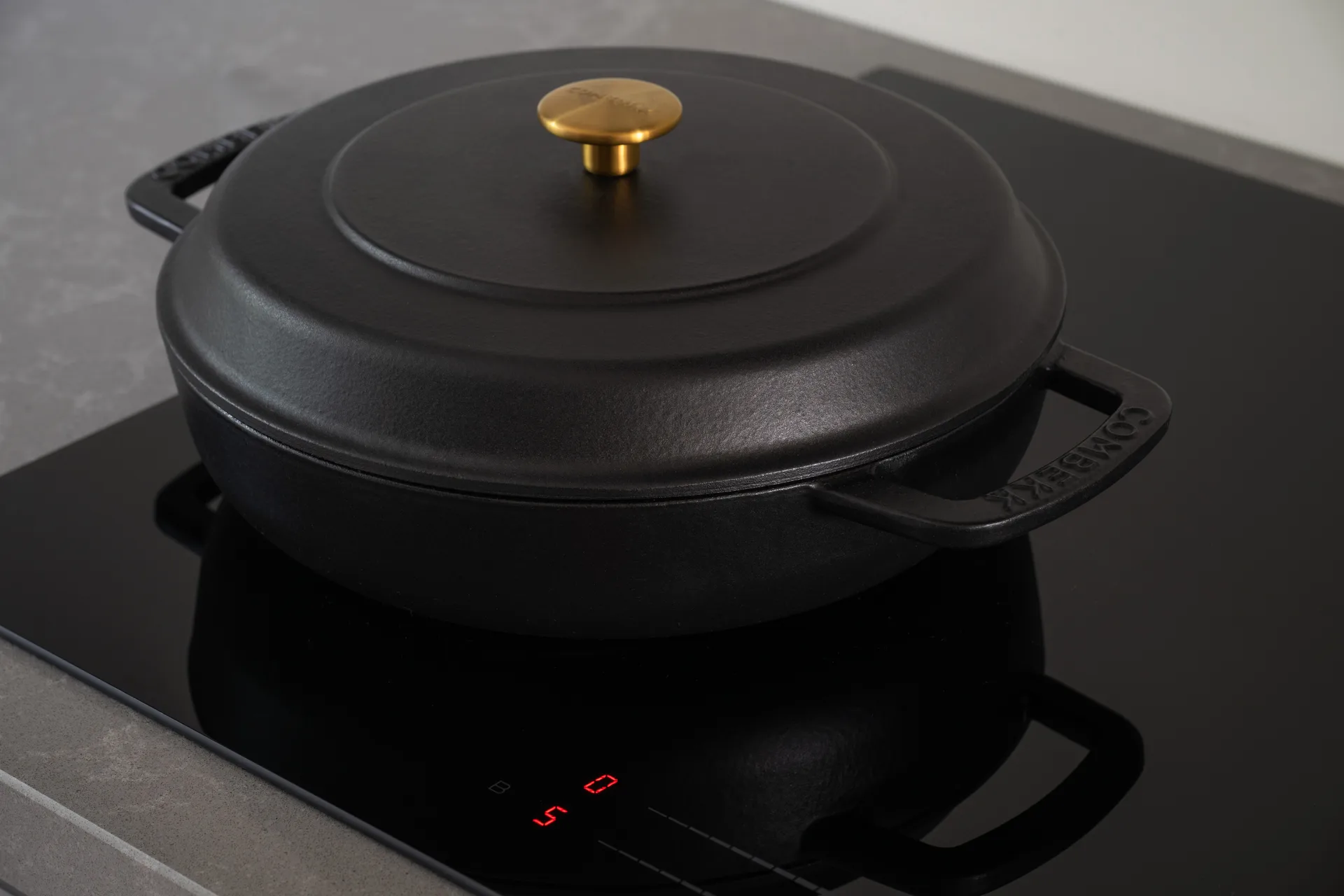 Combekk geëmailleerde sauteerpan gietijzer Ø28 cm, Black-gold knob Combekk