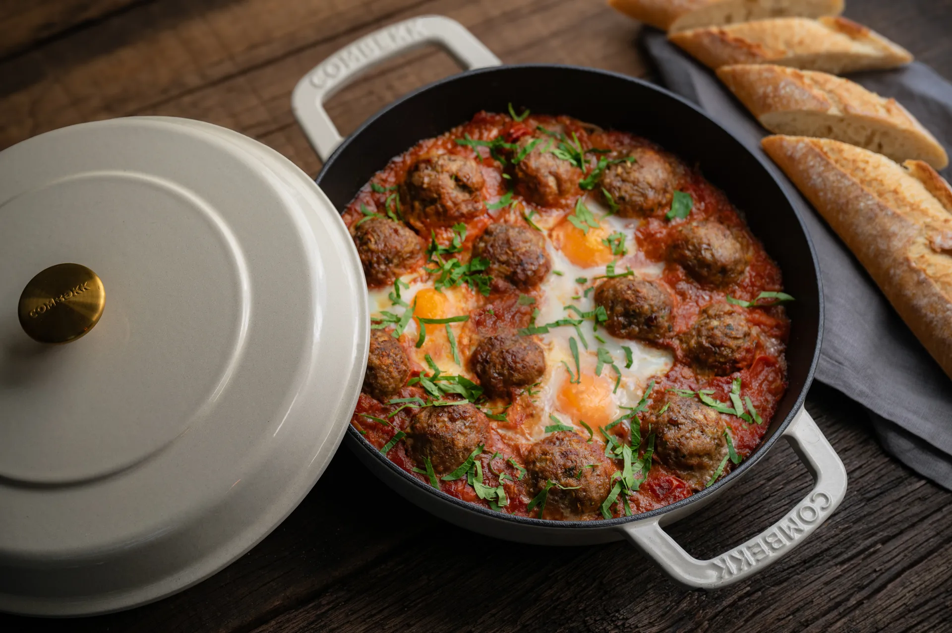 Combekk geëmailleerde sauteerpan gietijzer Ø28 cm, Sand-gold knob Combekk