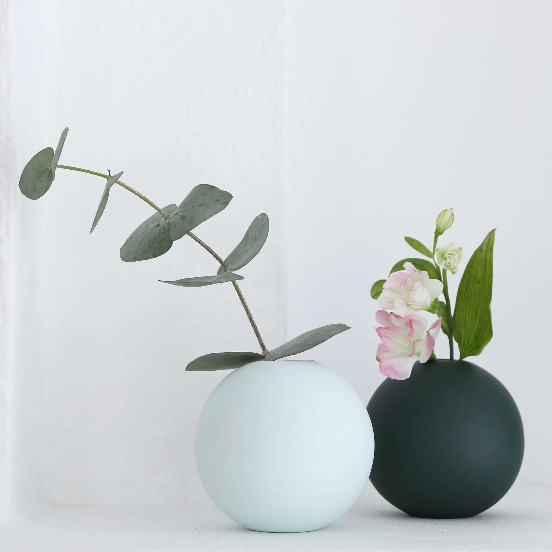 Ball vaas dark green, 8 cm. Cooee Design