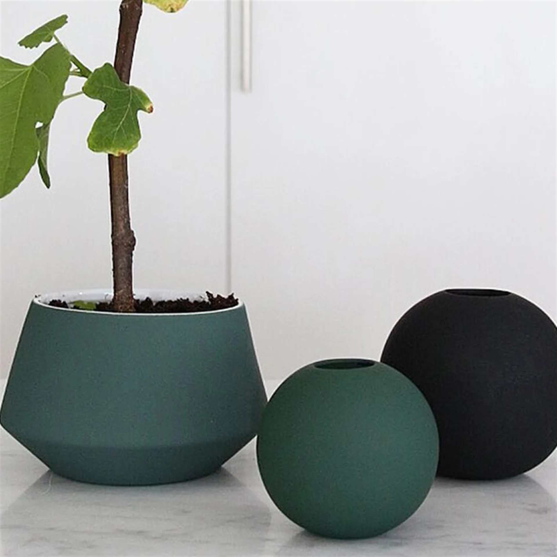 Ball vaas dark green, 8 cm. Cooee Design