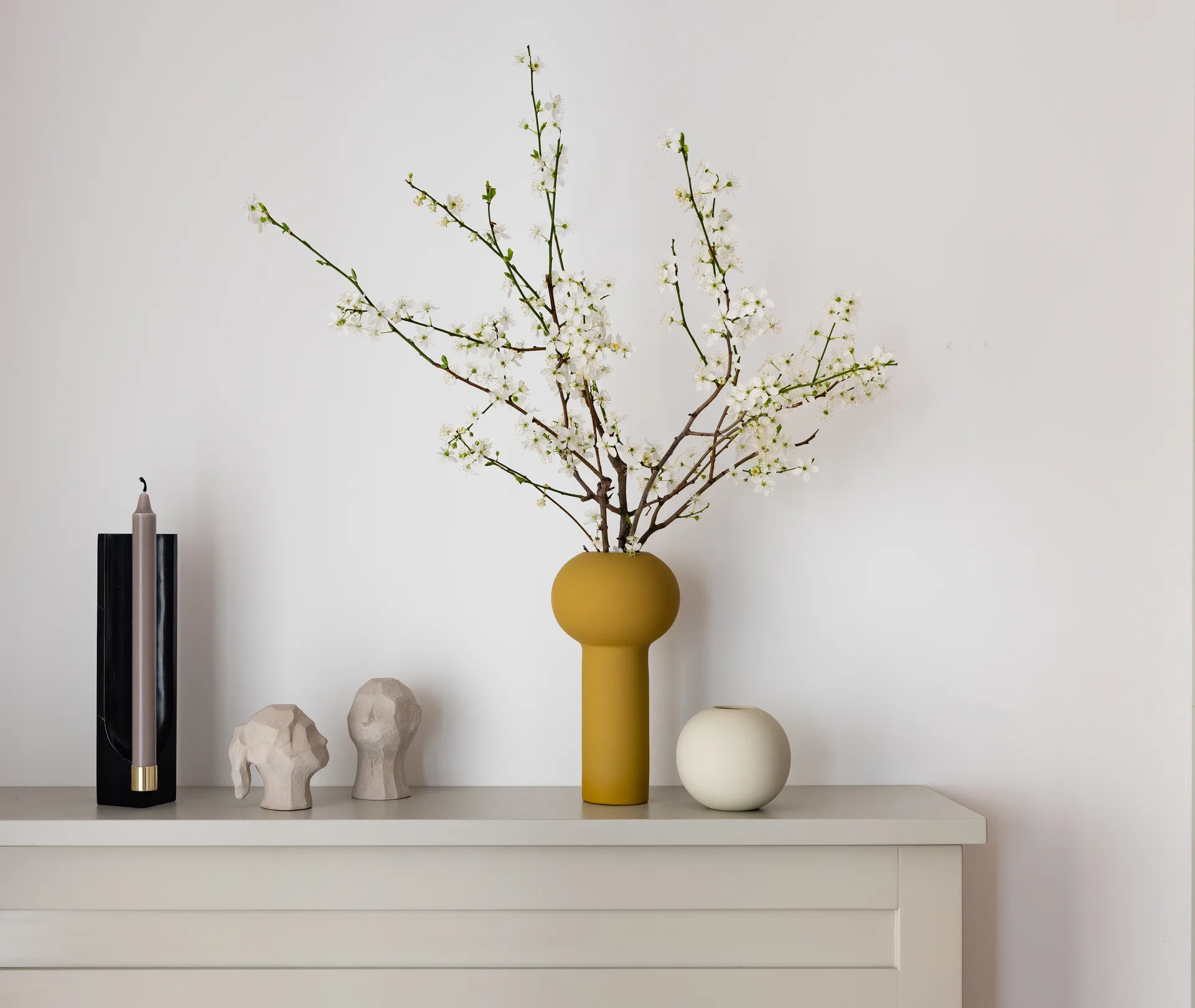 Benedict en Amal sculptuur, Limestone Cooee Design