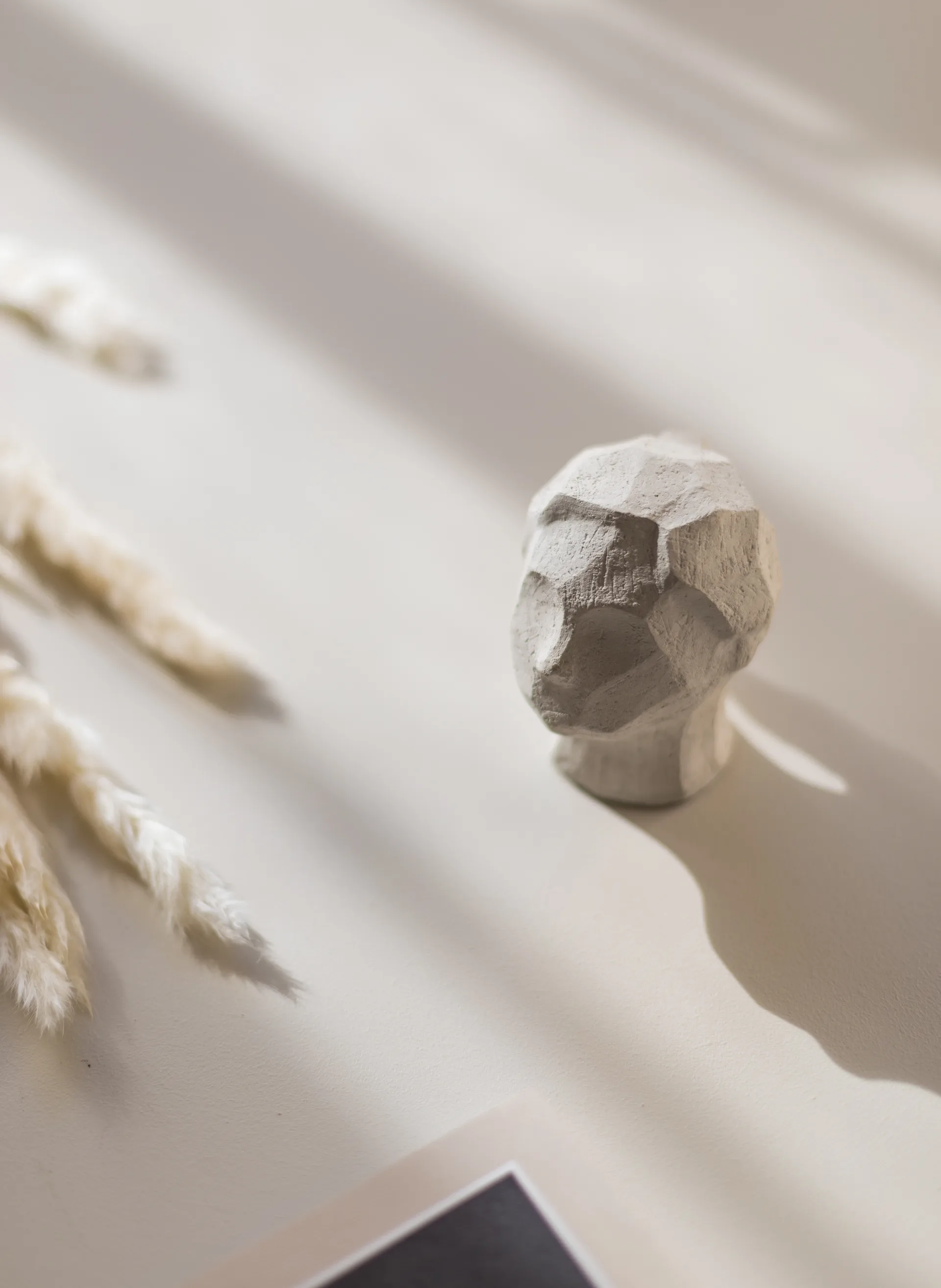 Benedict en Amal sculptuur, Limestone Cooee Design