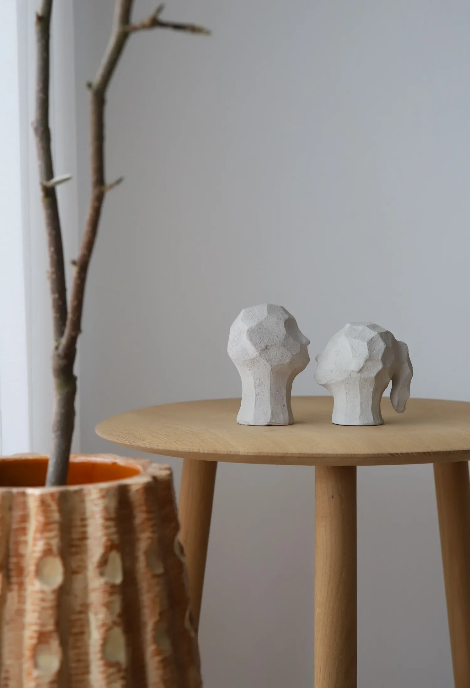 Benedict en Amal sculptuur, Limestone Cooee Design