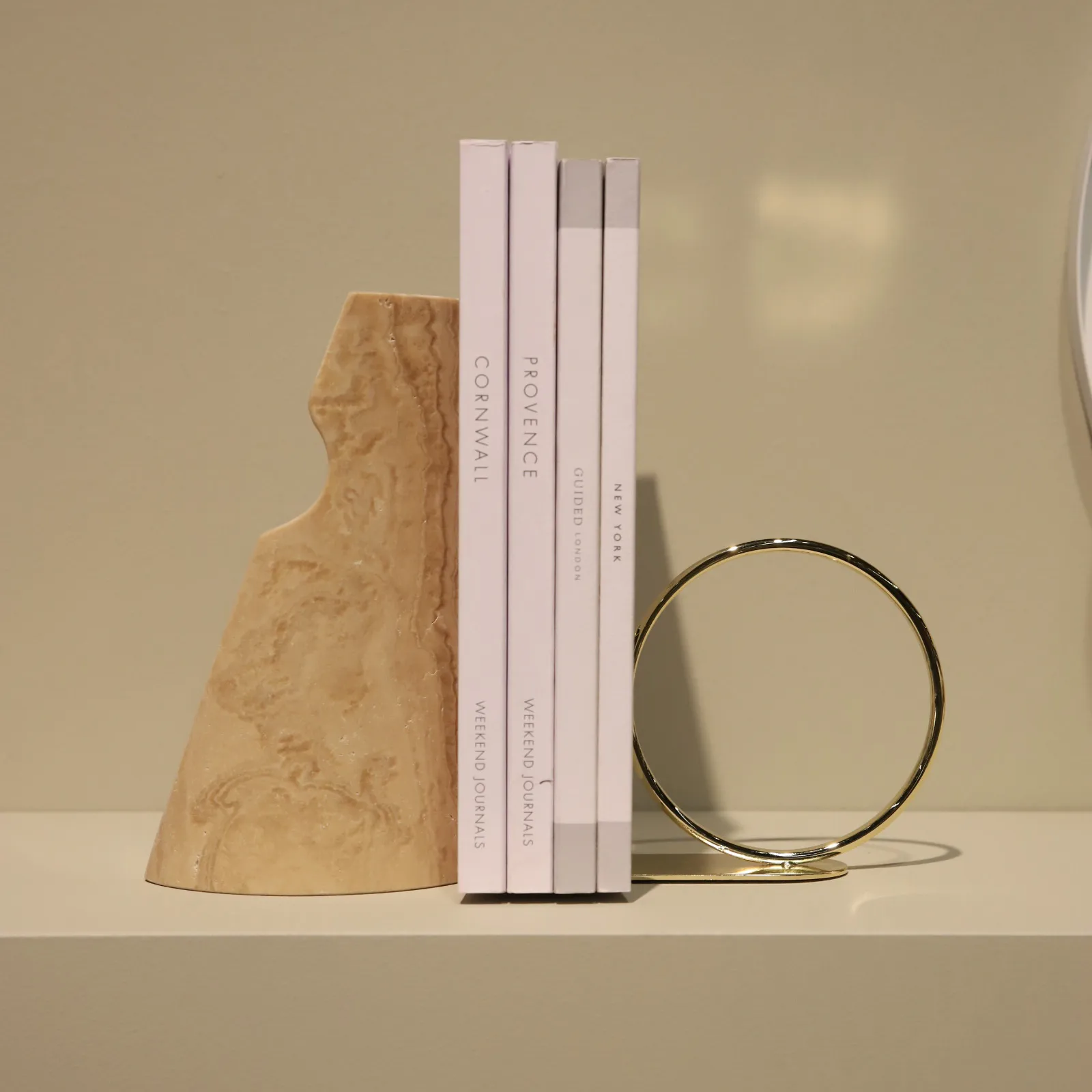 Shoulder boekensteun, Travertine Cooee Design