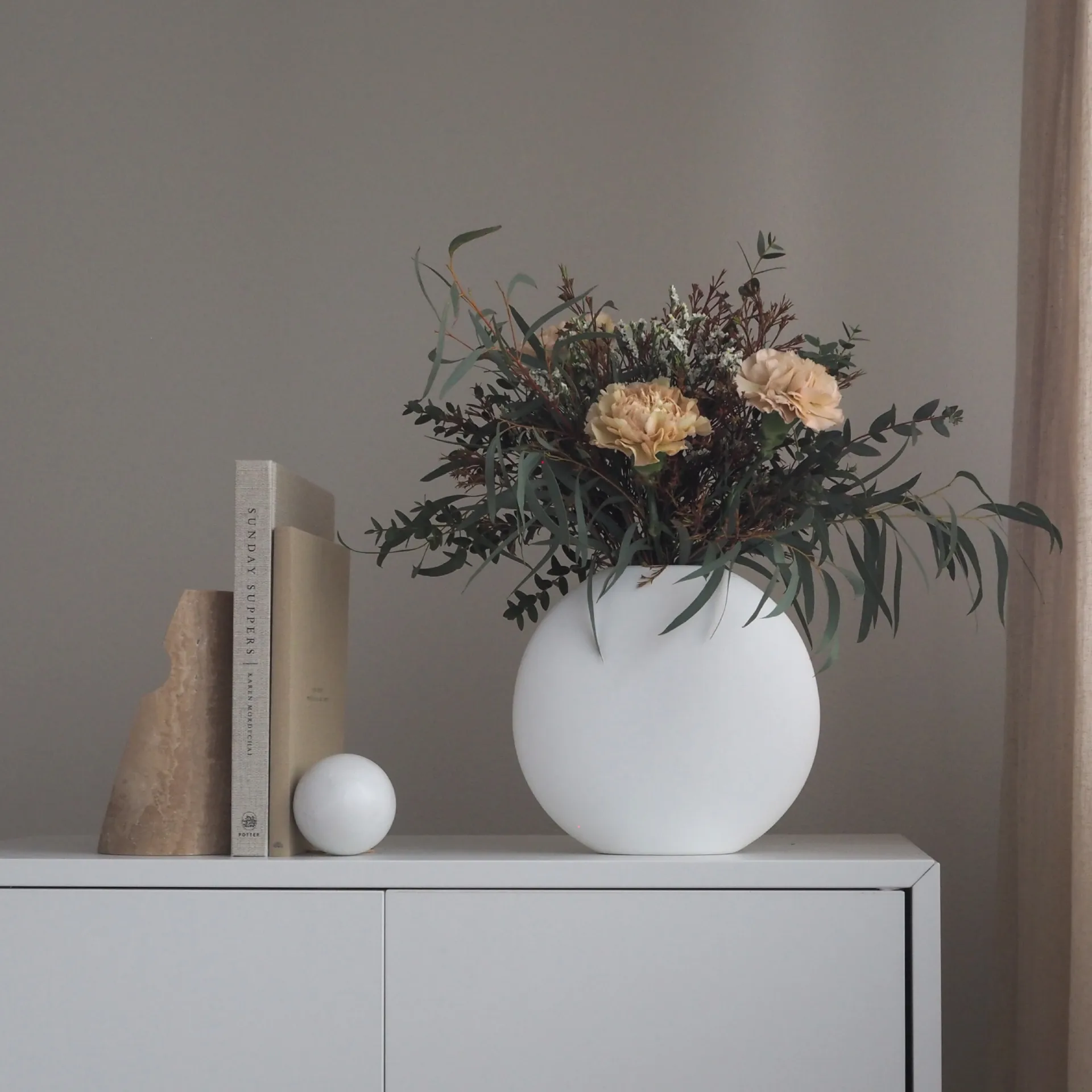 Shoulder boekensteun, Travertine Cooee Design