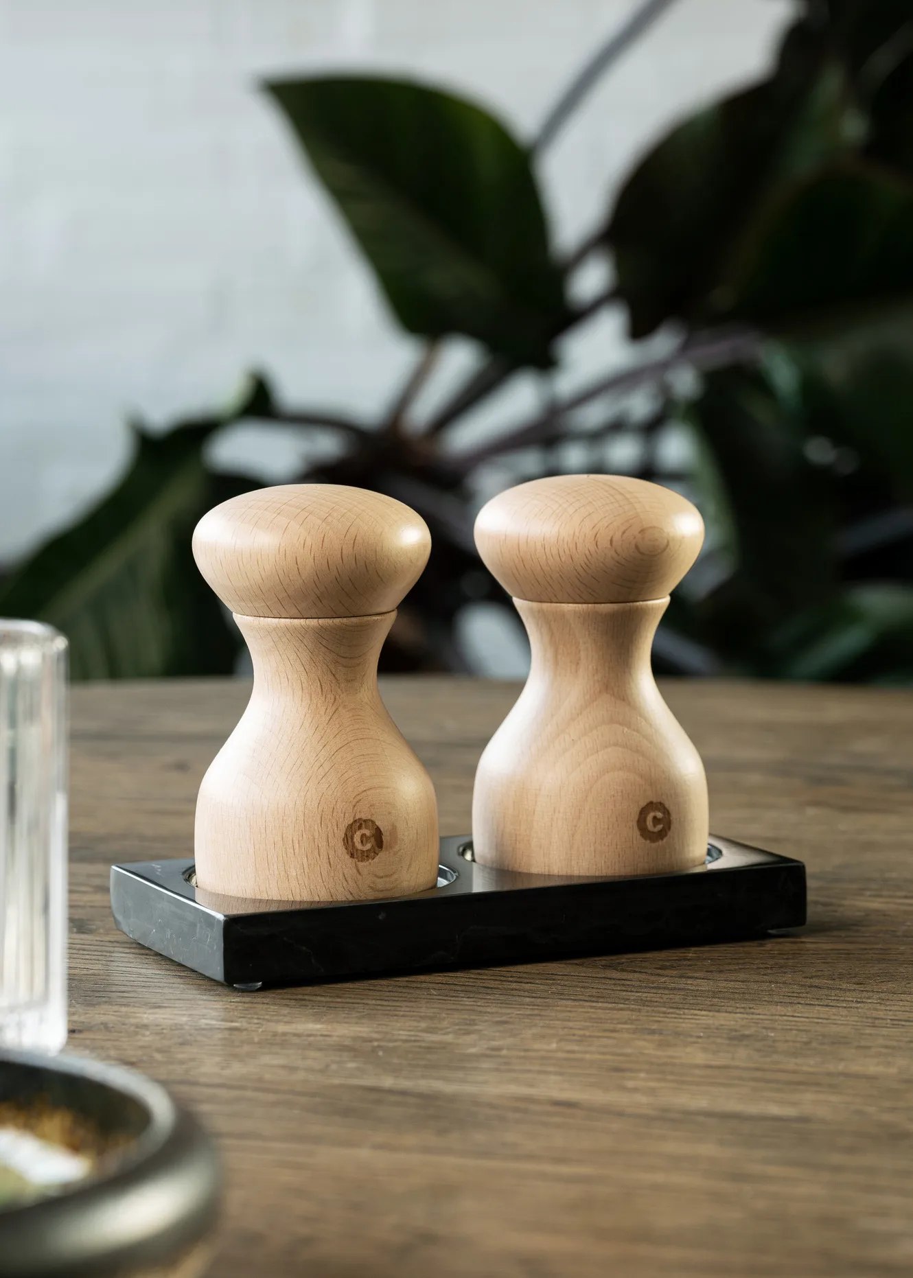 Tabletopper kruidenmolenhouder, Zwart marmer Crushgrind