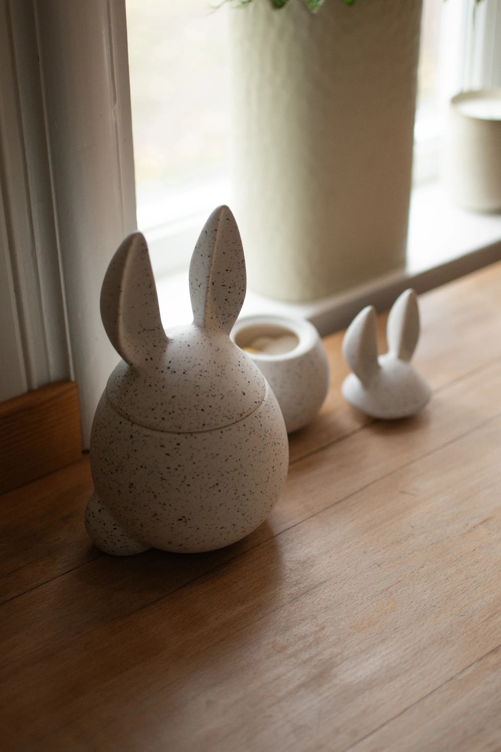 DBKD Eating rabbit kom groot, White DBKD