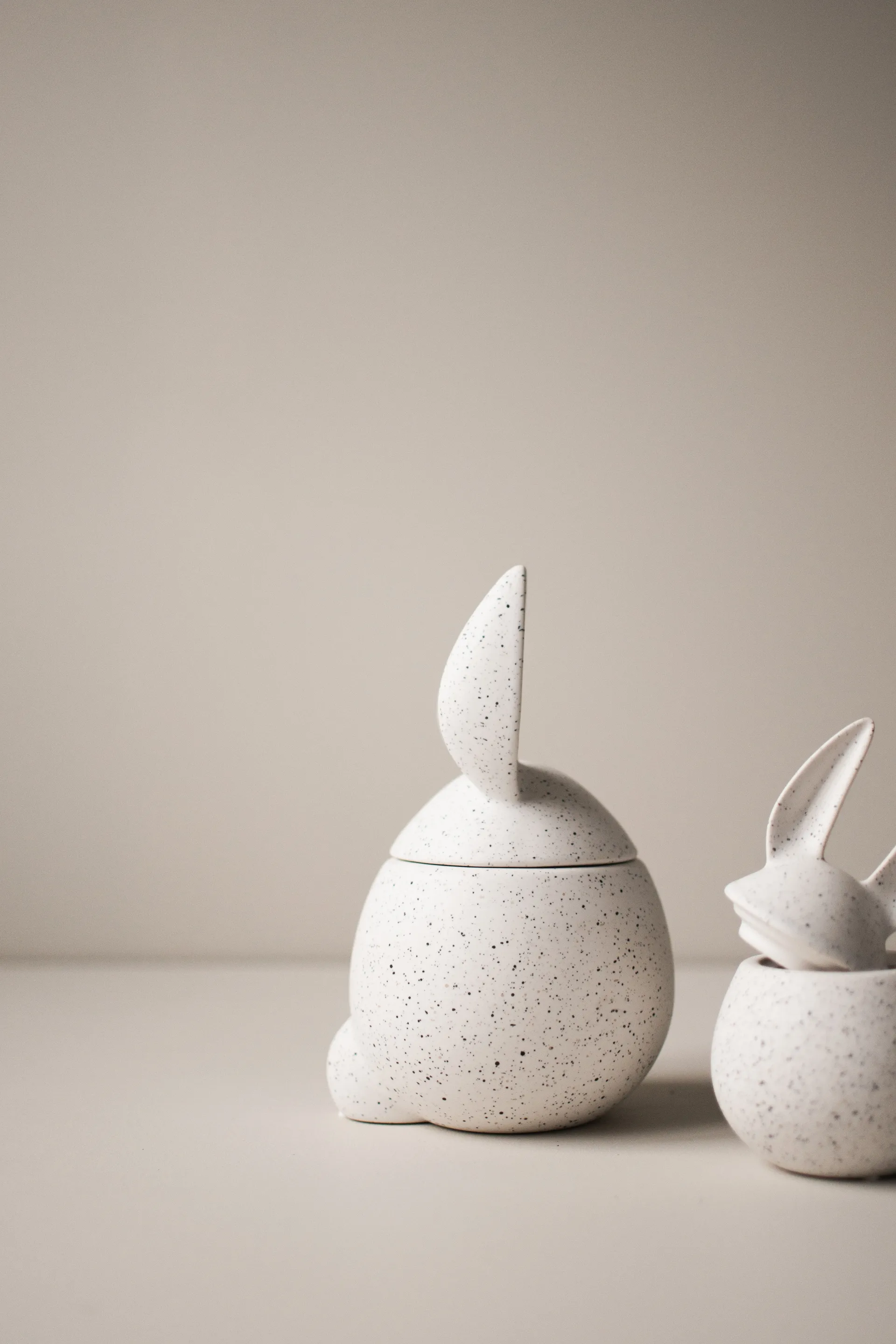 DBKD Eating rabbit kom groot, White DBKD