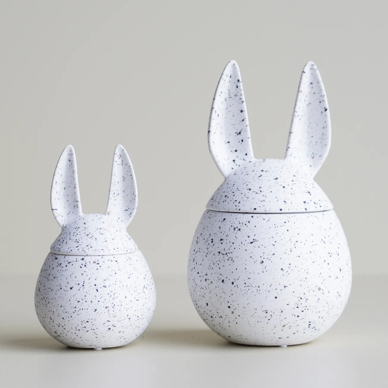 DBKD Eating rabbit kom klein, White dot DBKD