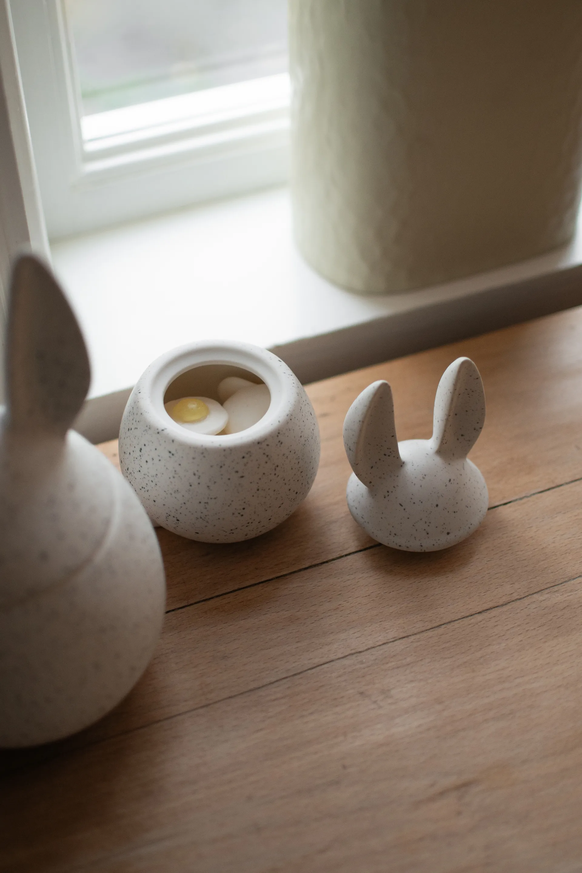 DBKD Eating rabbit kom klein, White dot DBKD