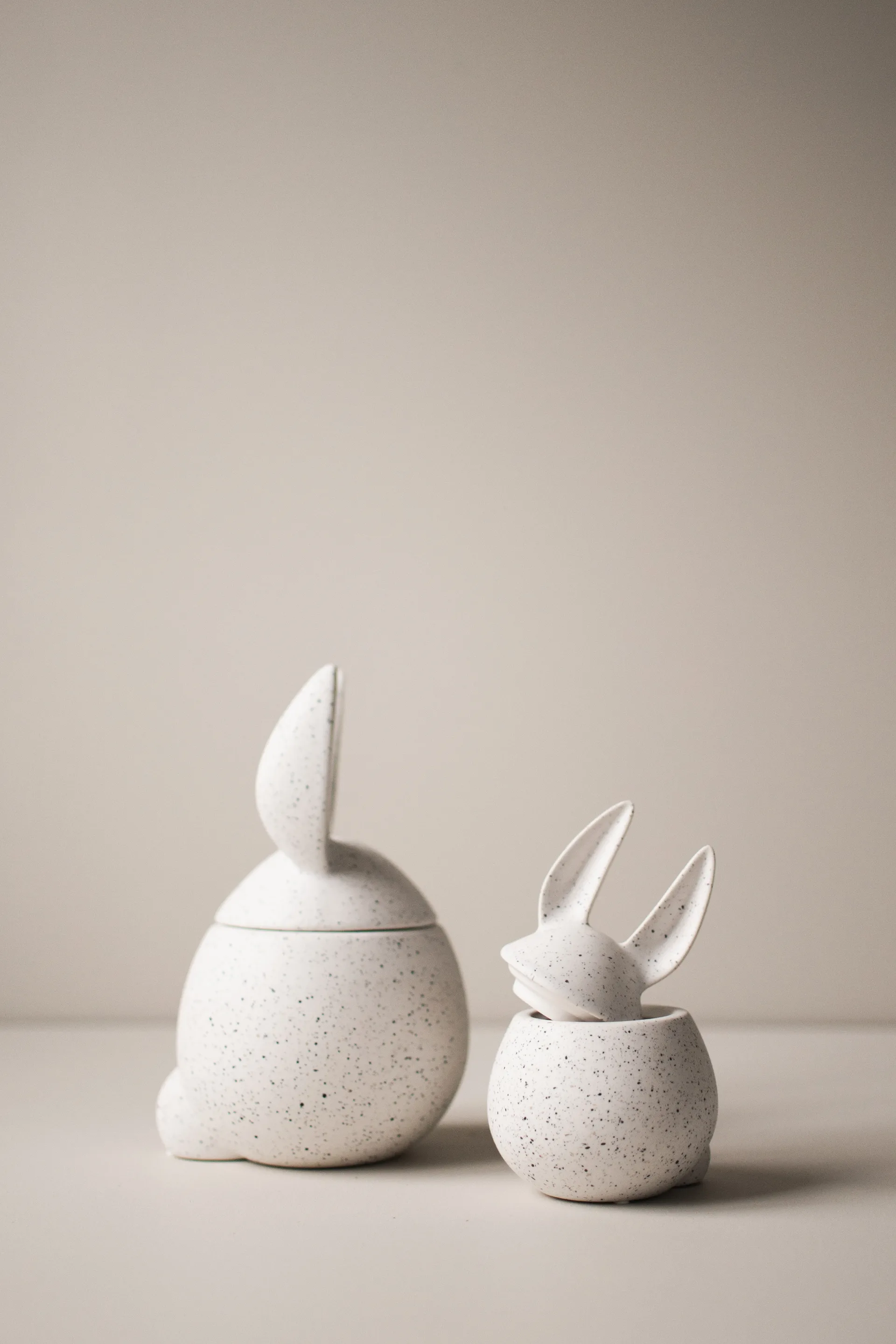 DBKD Eating rabbit kom klein, White dot DBKD