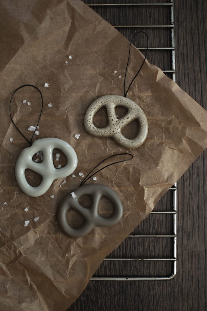 Hanging pretzel decoratiehanger, Beige DBKD