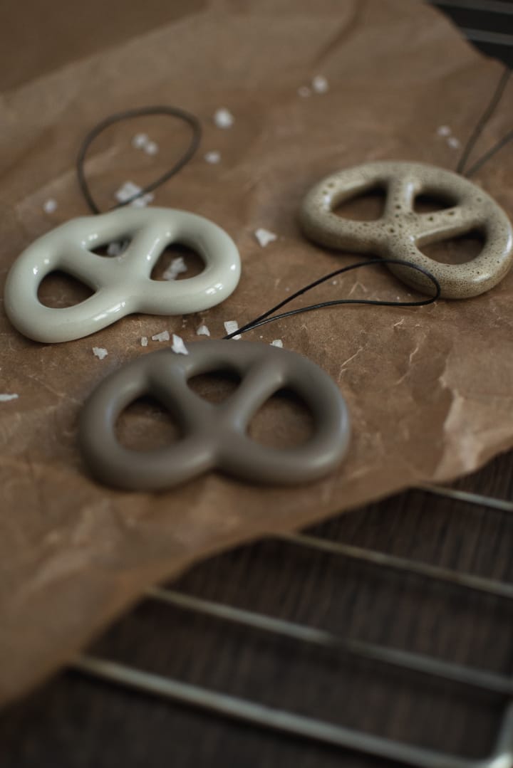 Hanging pretzel decoratiehanger, Beige DBKD
