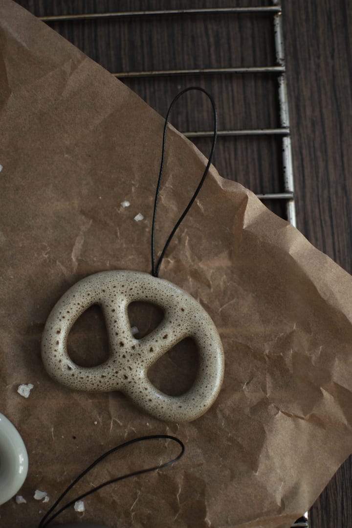 Hanging pretzel decoratiehanger, Beige DBKD