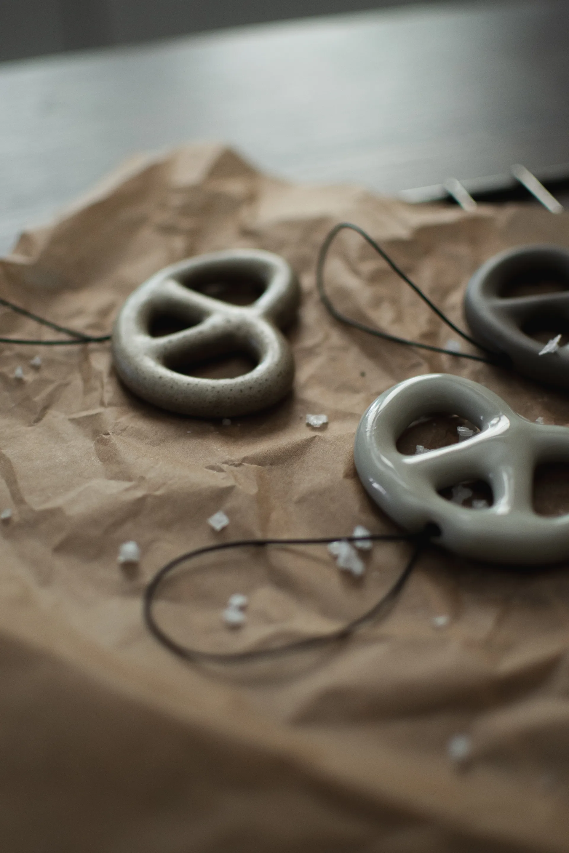 Hanging pretzel decoratiehanger, Beige DBKD