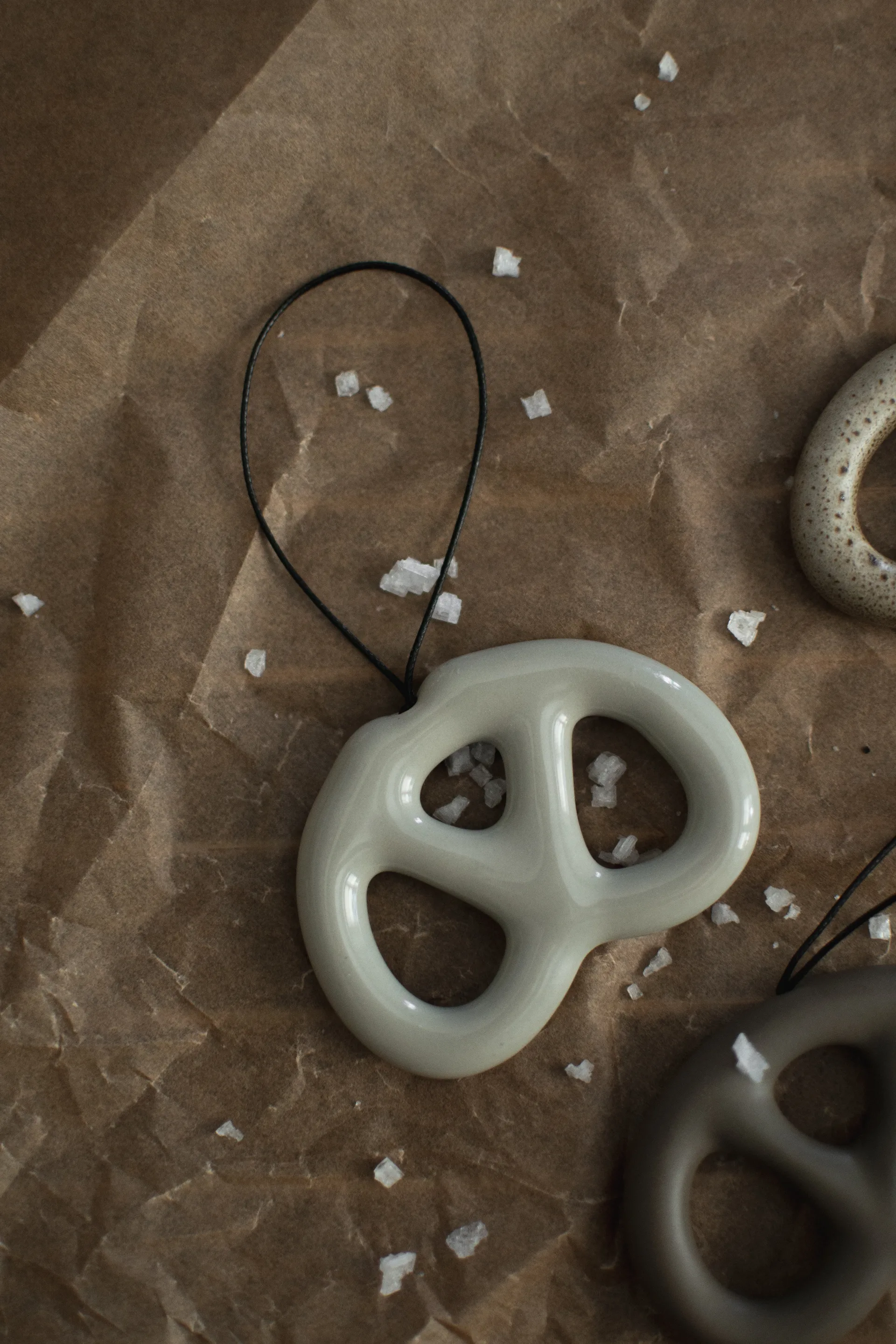 Hanging pretzel decoratiehanger, Shiny mole DBKD