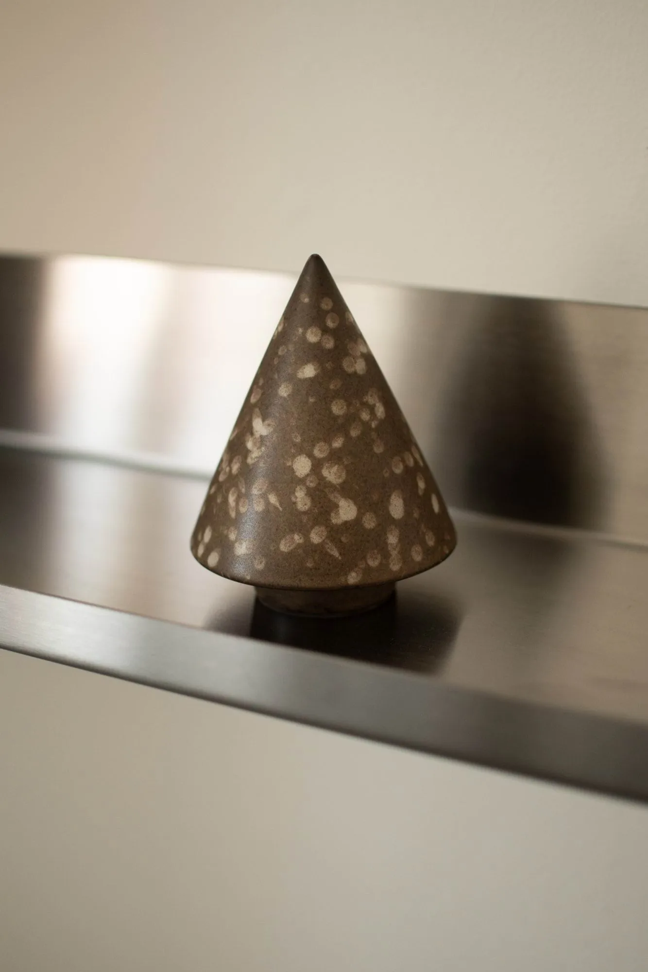 Peak boom decoratieobject, Brown dot, Ø9 cm DBKD