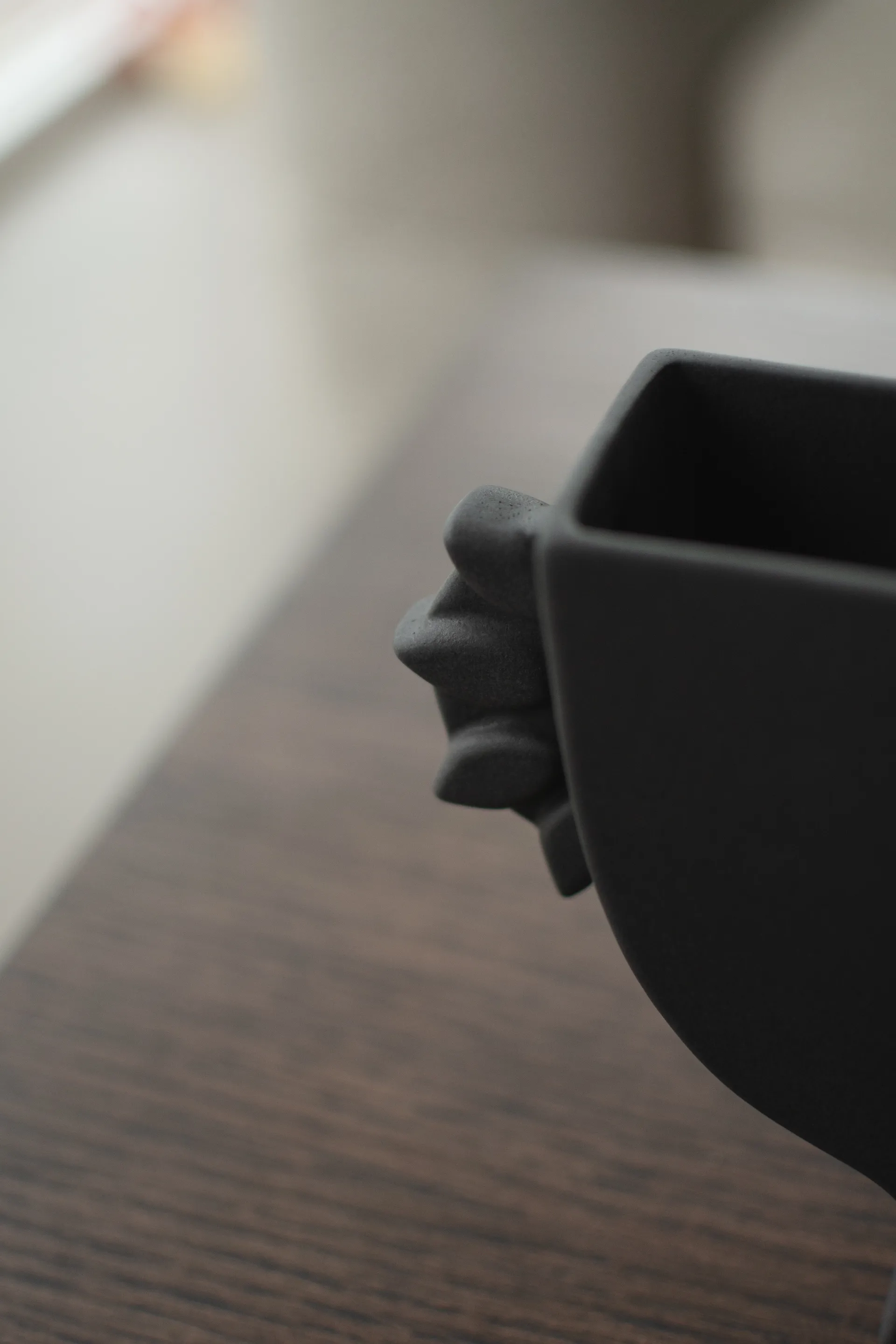 Platte vaas 16 cm, Zwart DBKD