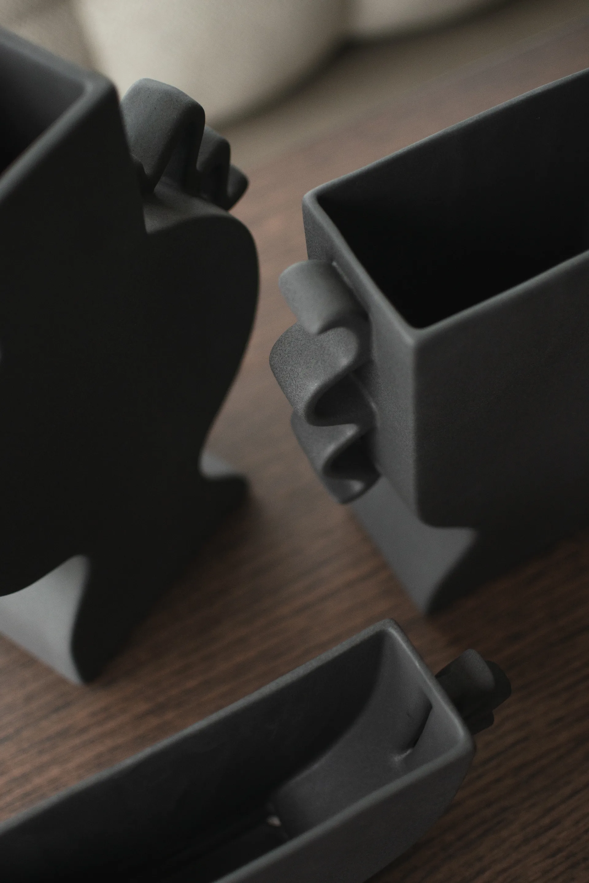 Platte vaas 25 cm, Zwart DBKD