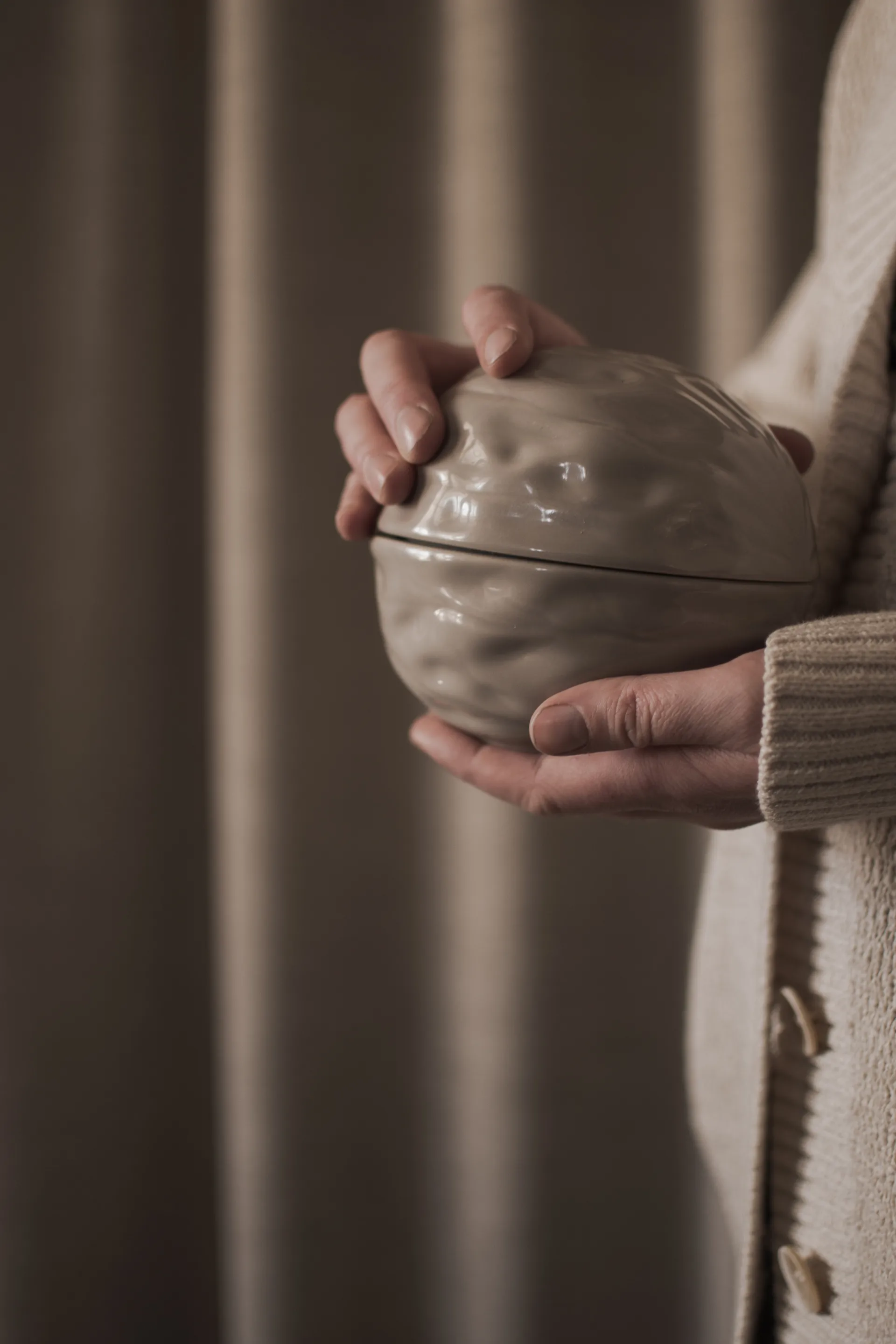 Walnut kom met deksel, Shiny mole DBKD