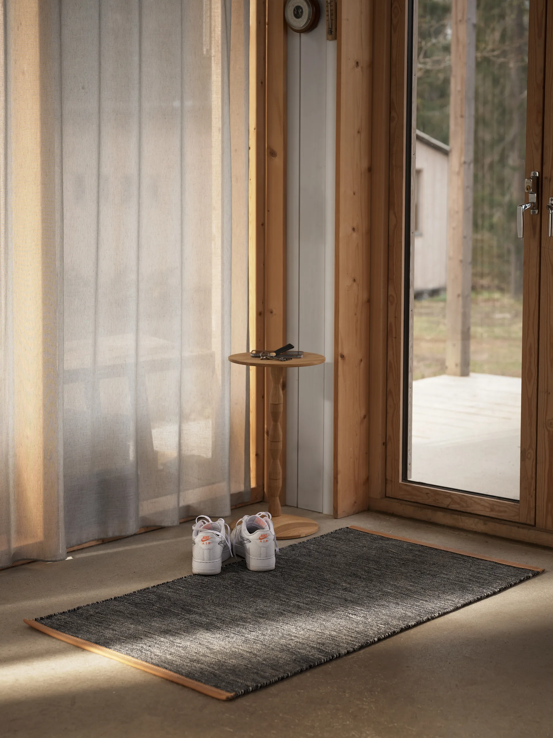 Björk vloerkleed donkergrijs, 70 x 130 cm. Design House Stockholm