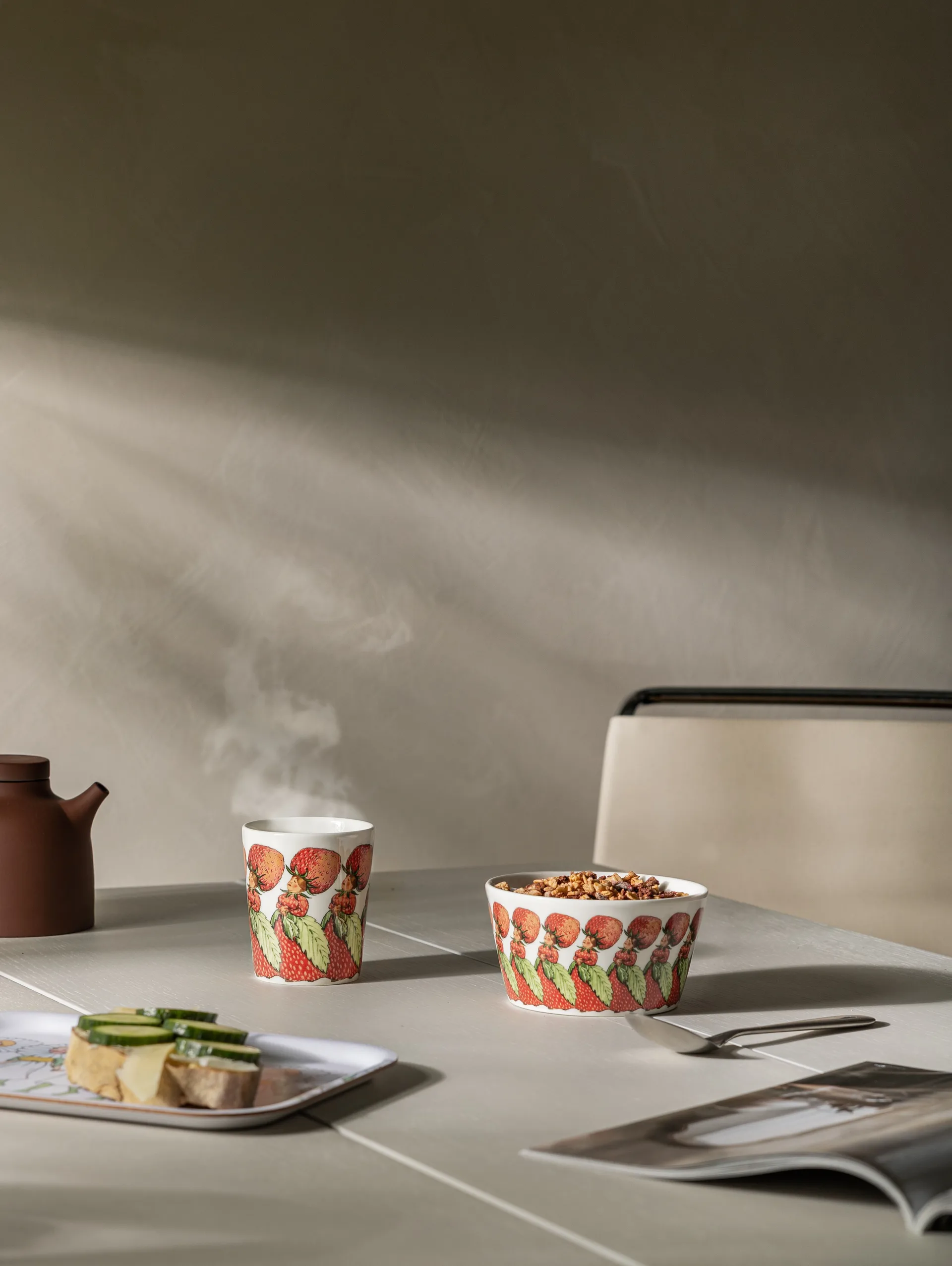 Familjen Jordgubbe mok, 28 cl Design House Stockholm