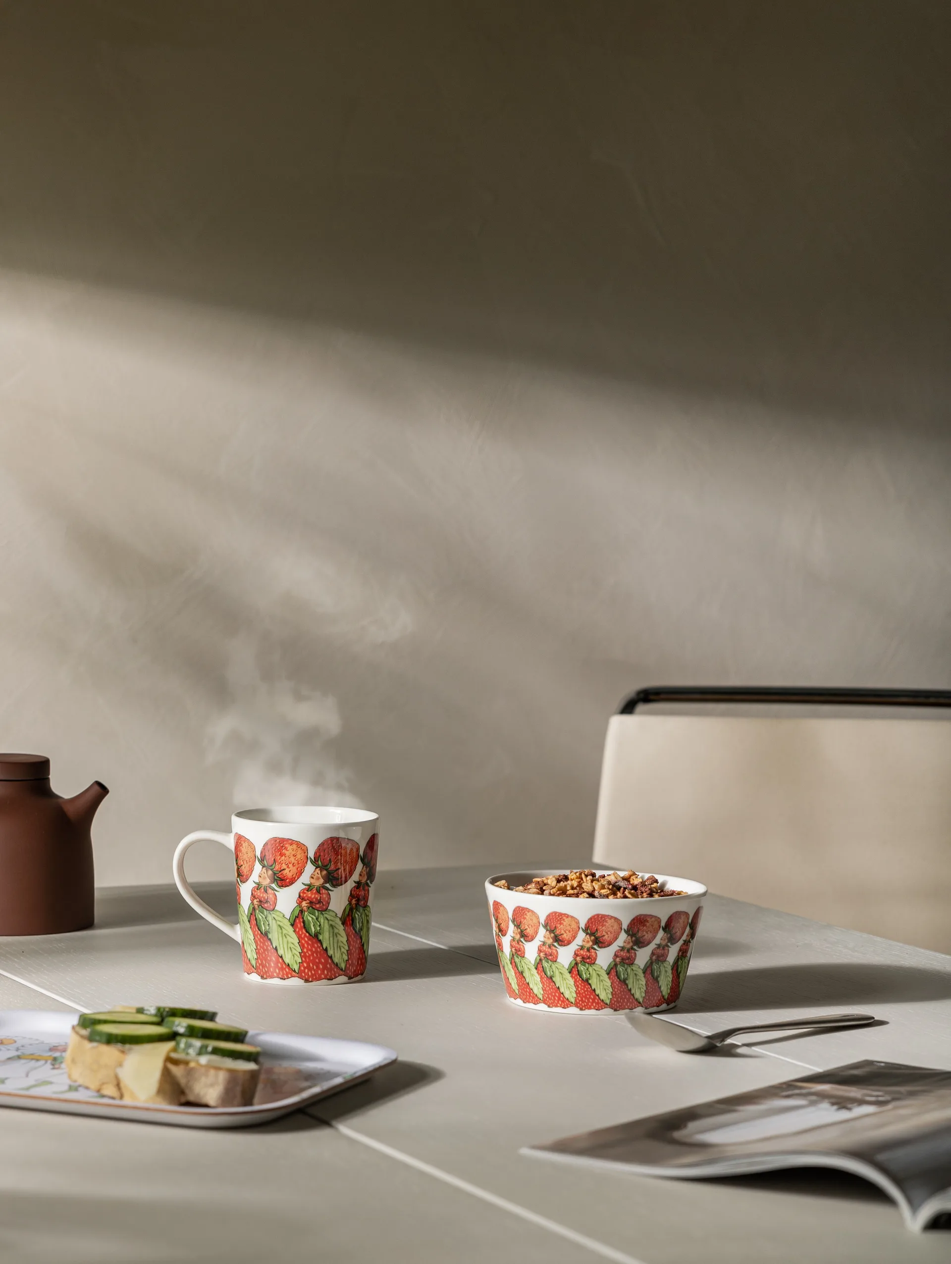 The Strawberry Family mok met oor, 40 cl Design House Stockholm