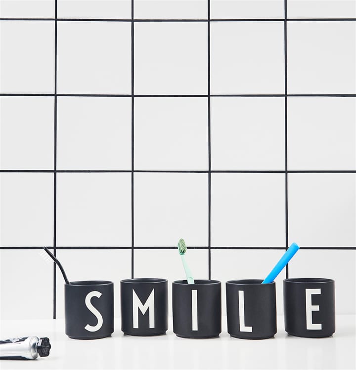 Design Letters beker zwart, E Design Letters