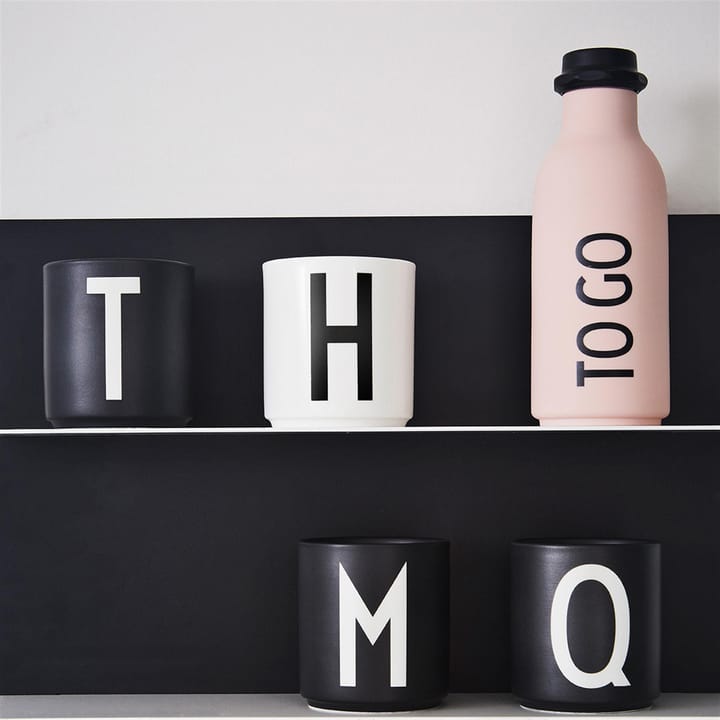 Design Letters beker zwart, E Design Letters